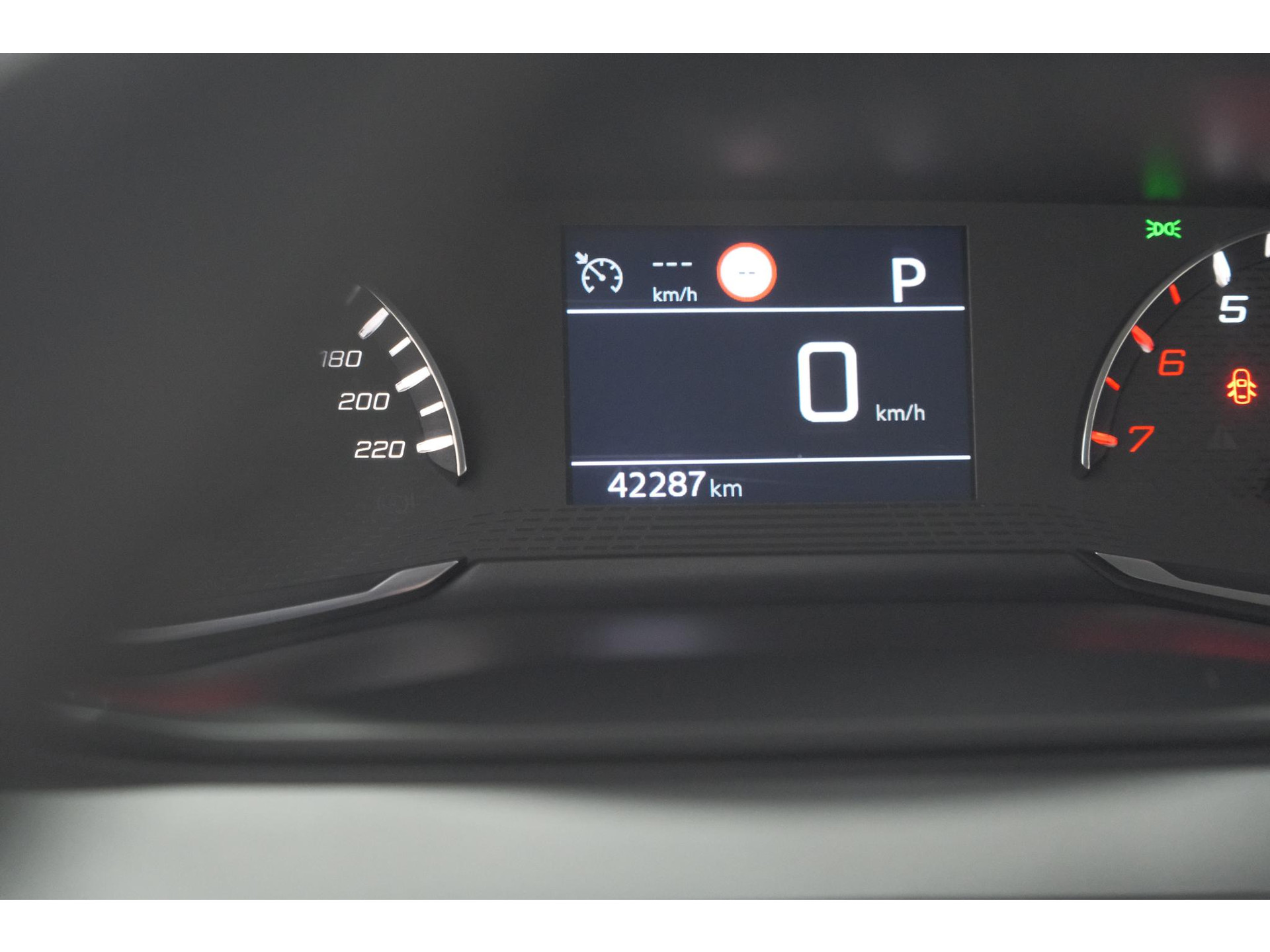 Peugeot 2008 PureTech 130 EAT8 Allure | Trekhaak | Camera | Navigatie | Apple Carplay