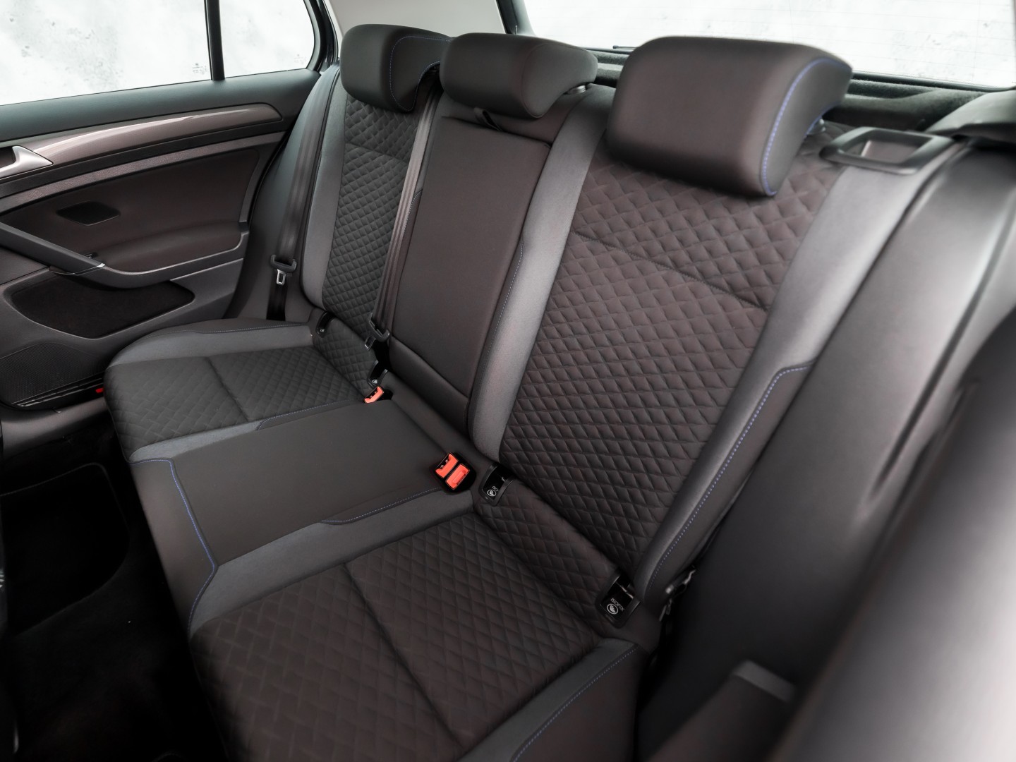 Volkswagen Golf 1.0 TSI Sportline (APPLE CARPLAY, GROOT NAVI, CLIMATE, STOELVERWARMING, SPORTSTOELEN, LM VELGEN, GETINT GLAS, PARKEERSENSOREN, NIEUWSTAAT)