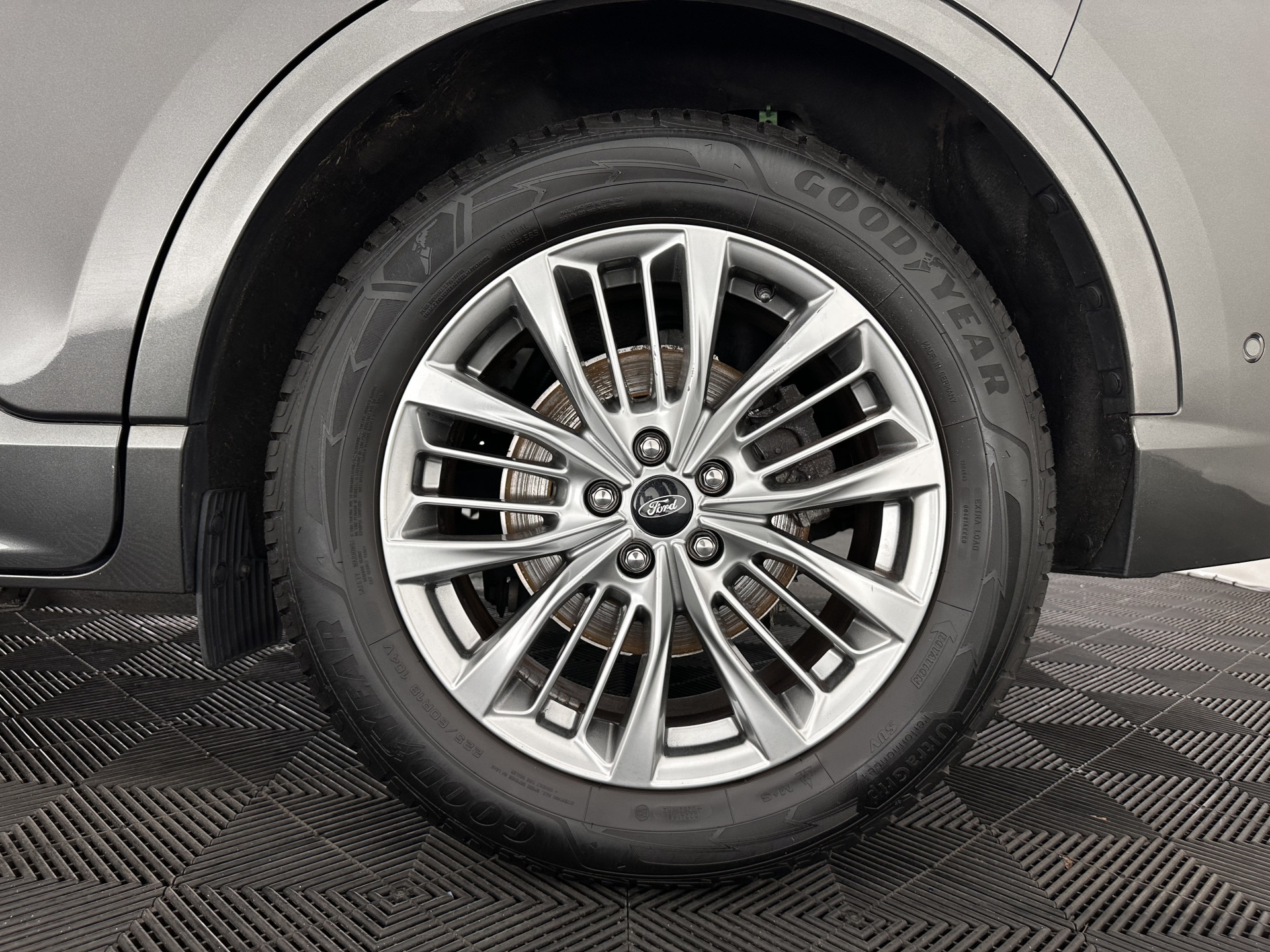 Ford Kuga 2.5 PHEV Vignale (Plug-In) (INCL-BTW) Aut. *HEAD-UP | LEATHER | DIGI-COCKPIT | FULL-LED | KEYLESS | DAB | CARPLAY | NAVI-FULLMAP | MEMORY-PACK | HEATED-COMFORTSEATS | PRIVACYGLASS | TOWBAR | 18''ALU*