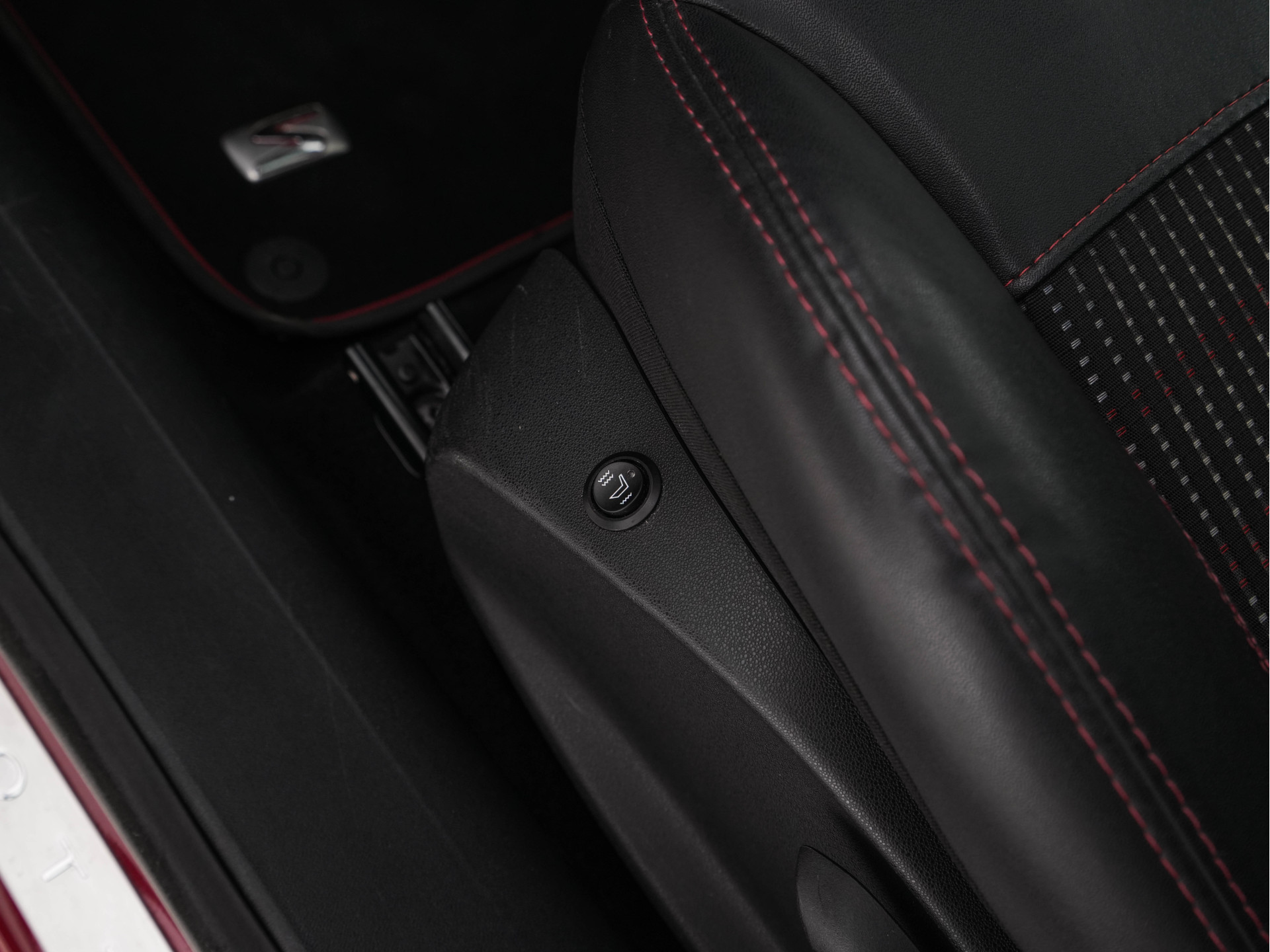 Peugeot 208 1.6 BlueHDi GT-line *PANO | LEATHER-FABRIC | JBL-AUDIO | HEATED-SPORTSEATS | NAVI-FULLMAP | CAMERA | DAB+ | PRIVACY-GLASS | TOWBAR | 17''ALU*