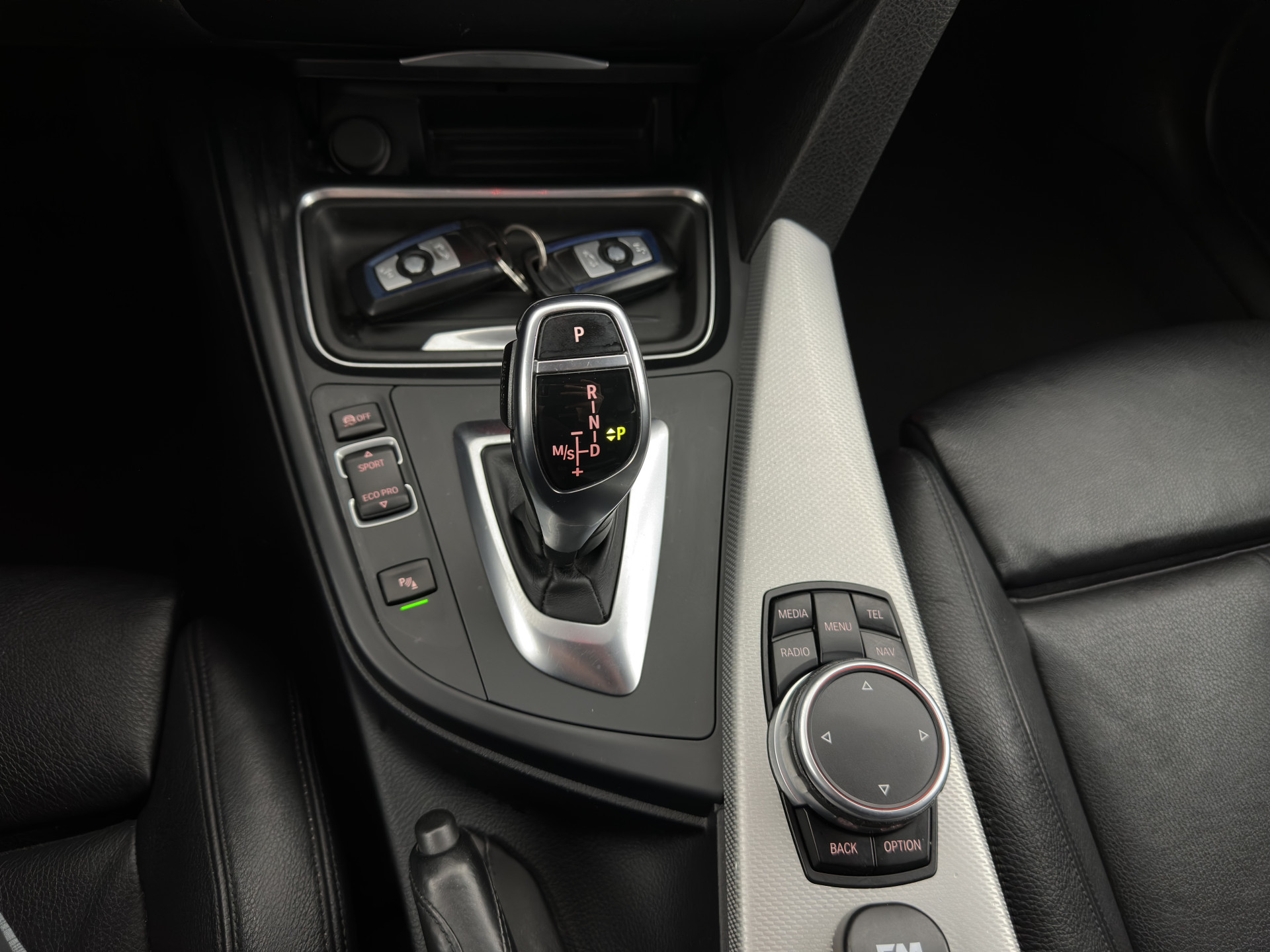 BMW 3-serie Touring 330d xDrive M-Aerodynamica-Pack High-Executive Aut * LEATHER | NAVI-FULLMAP | XENON | HEATED-SPORTSEATS | SHIFT-PADDLES | PDC | PRIVACY-GLASS | KEYLESS | CAMERA | TOWBAR | 18''ALU*