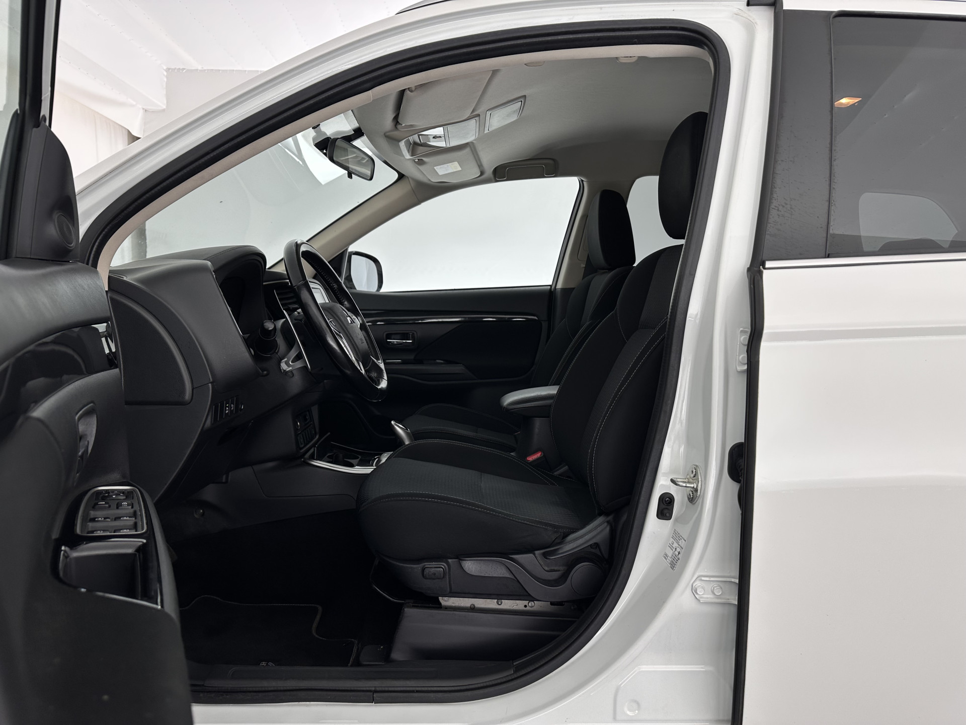 Mitsubishi Outlander 2.4 PHEV Pure (Plug-In) (INCL-BTW)  Aut *FULL-LED | KEYLESS | CAMERA | HEATED-COMFORTSEATS | ECC | SHIFTPADDLES | PDC | CRUISE | CARPLAY | PRIVACY-GLASS | DAB | TOWBAR | 16''ALU*