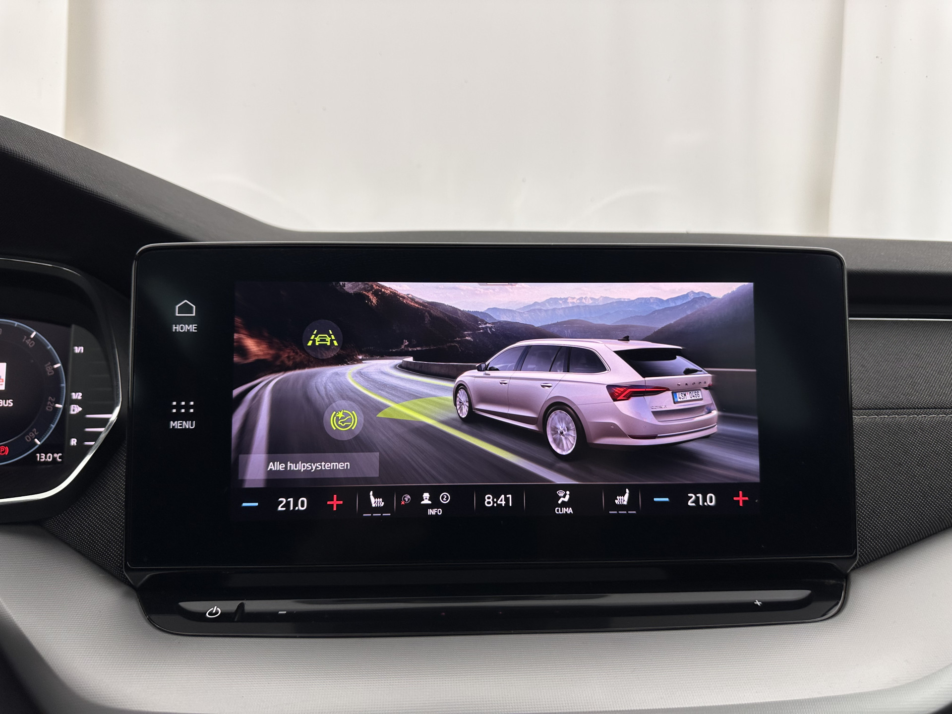 ŠKODA Octavia Combi 1.0 TSI Style (INCL-BTW) *PANO | FULL-LED | LANE-ASSIST | DIGI-COCKPIT | HEATED-COMFORTSEATS | NAVI-FULLMAP | PRIVACYGLASS | KEYLESS | DAB | ECC | PDC | CRUISE | TOWBAR | 18''ALU*