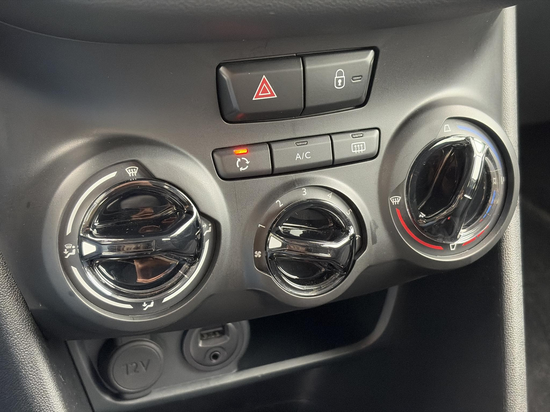 Peugeot 208 1.2 PureTech Blue Lion ✓D-riem vv 2024✓Dealer Onderhouden✓Carplay✓Navi✓Trekhaak✓2e Eigenaar✓Recent beurt gehad✓Airco✓Cruise✓Pdc✓5 Deurs✓Weinig Km✓N.A.P✓Apk tot 08-2027