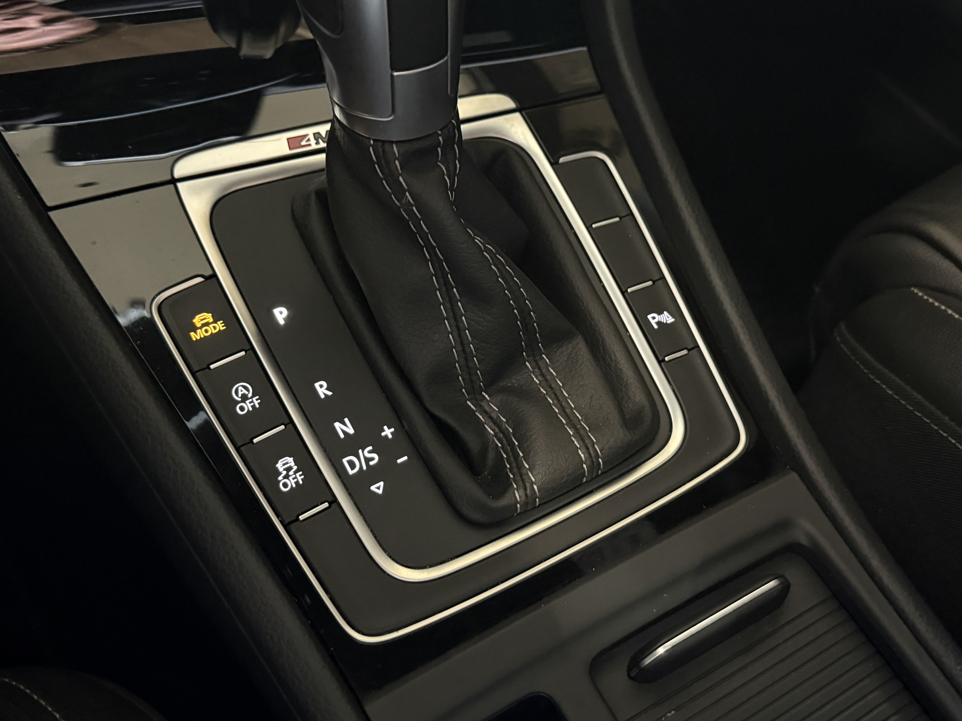 Volkswagen Golf 2.0 TSI R 4Motion | Camera | Panoramadak | 300PK | Stoelverwarming | Leder