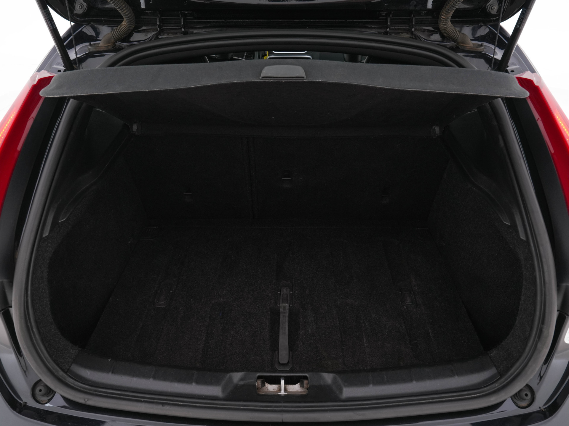 Volvo V40 1.6 T3 R-Design *NAVI-FULLMAP | LEATHER-ALCANTARA | ECC | PDC | CRUISE | SPORT-SEATS | TOWBAR | 17''ALU*