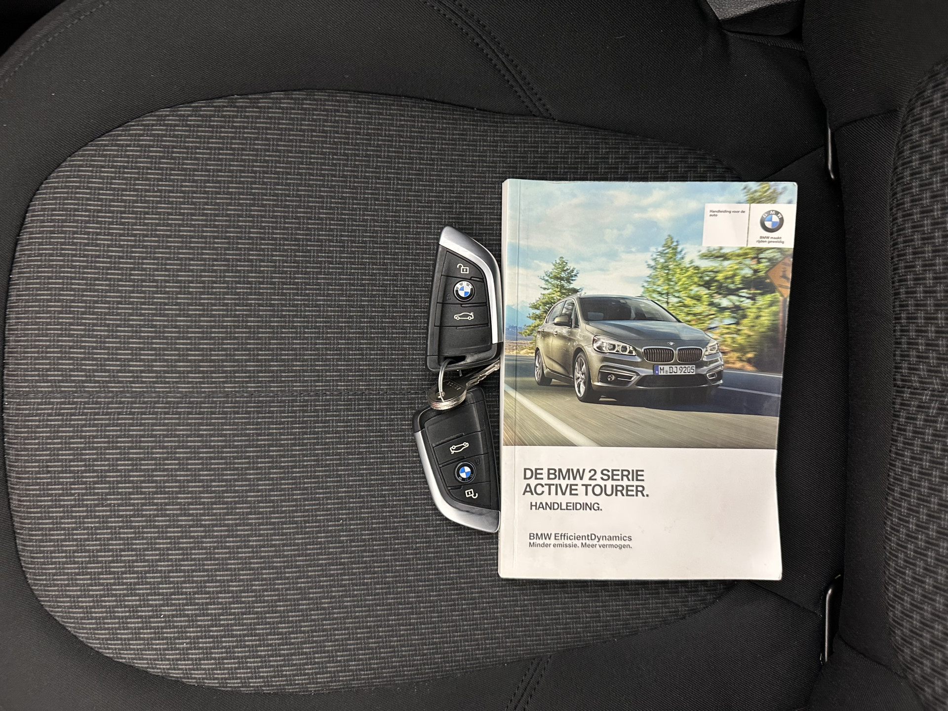 BMW 2-serie Active Tourer 218d Essential *NAVI-FULLMAP | COMFORTSEATS | PRIVACY-GLASS | ECC | PDC | CRUISE | TOWBAR | 17''ALU *