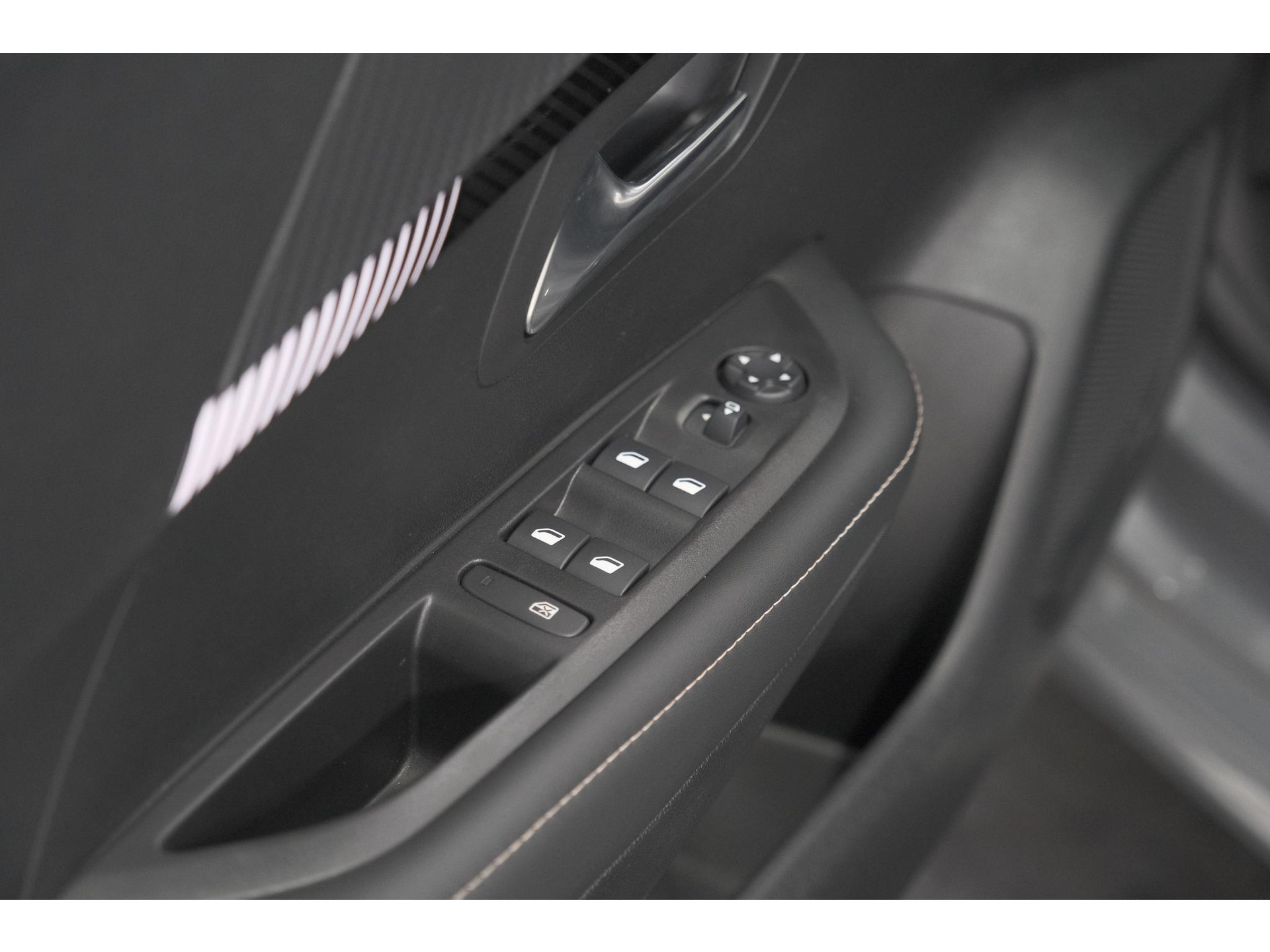 Peugeot 208 1.2 Hybrid 110 e-DCS6 Allure | Apple Carplay | Parkeersensoren Voor + Achter | Climate Control
