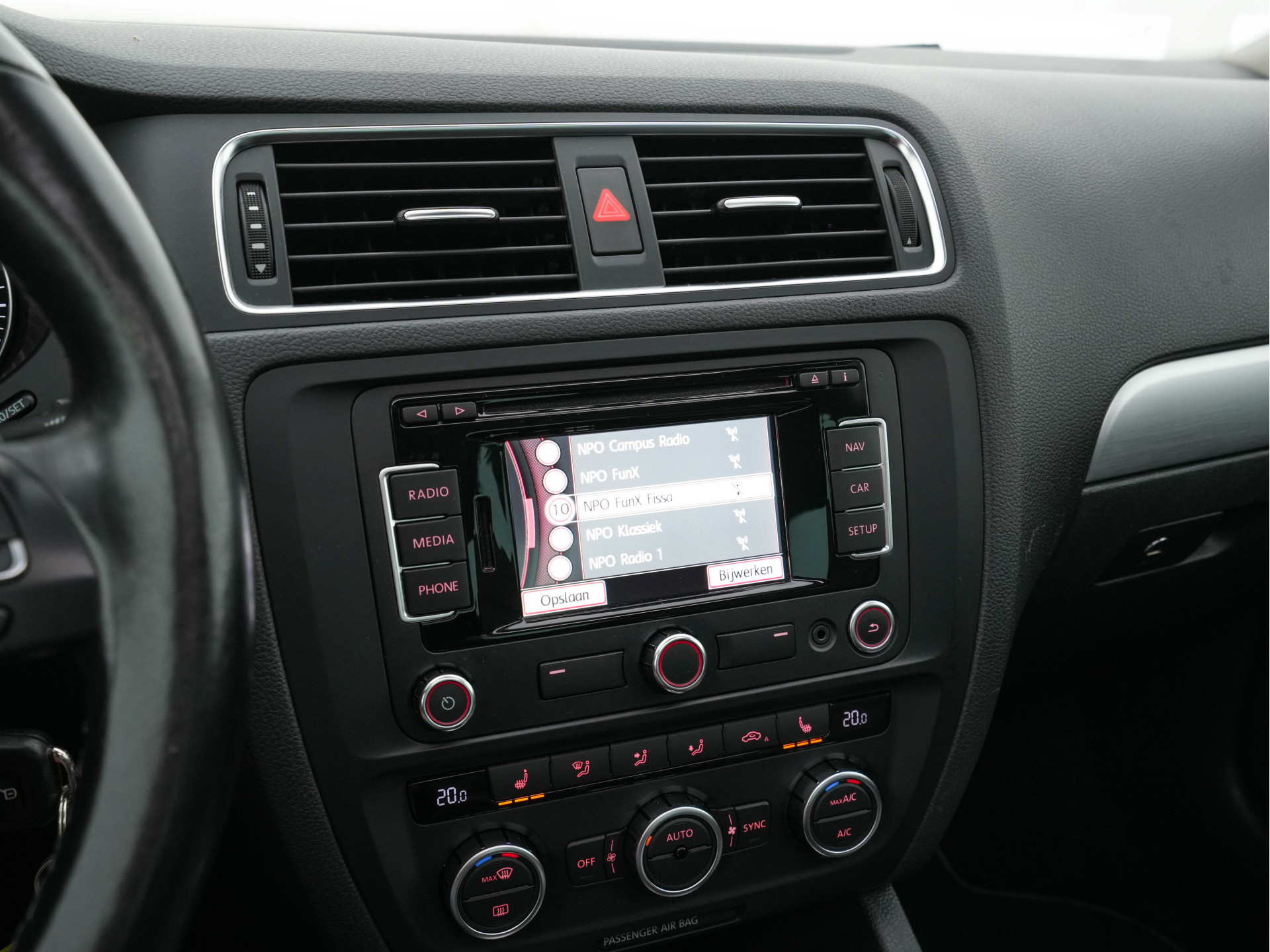 Volkswagen Jetta 1.4 TSI Hybrid Highline Executive-Pack Aut. *PANO | BI-XENON | NAVI-FULLMAP | CAMERA | HEATED-COMFORTSEATS | ECC | PDC | PRIVACY-GLASS | CRUISE | RADIO-CD | SHIFT-PADDLES | 17''ALU*