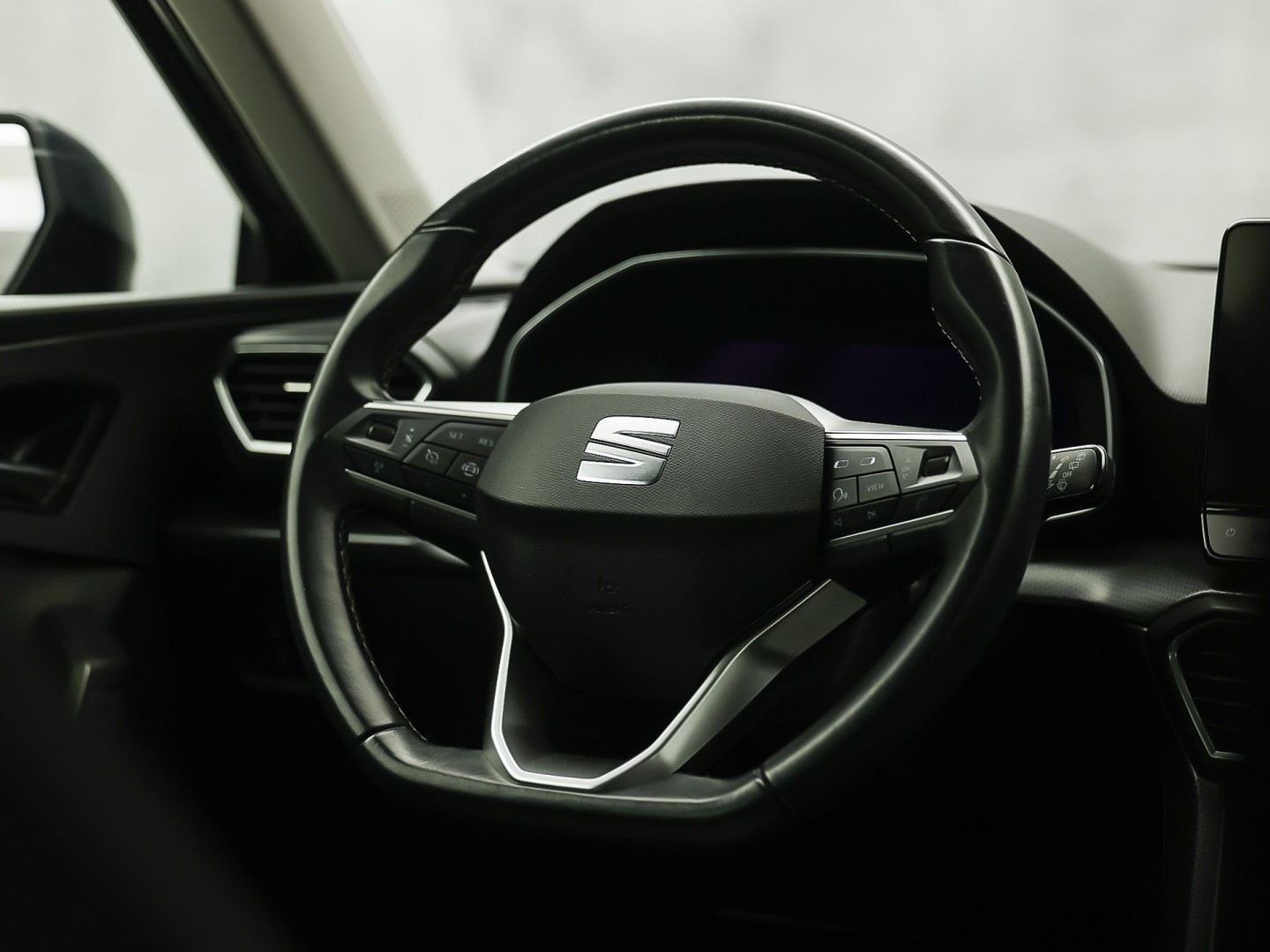 SEAT Leon 1.0 eTSI Intense Sport Automaat (VIRTUAL COCKPIT, APPLE CARPLAY, GROOT NAVI, CAMERA, SPORTSTOELEN, KEYLESS, ADAPTIVE CRUISE, NIEUWSTAAT)