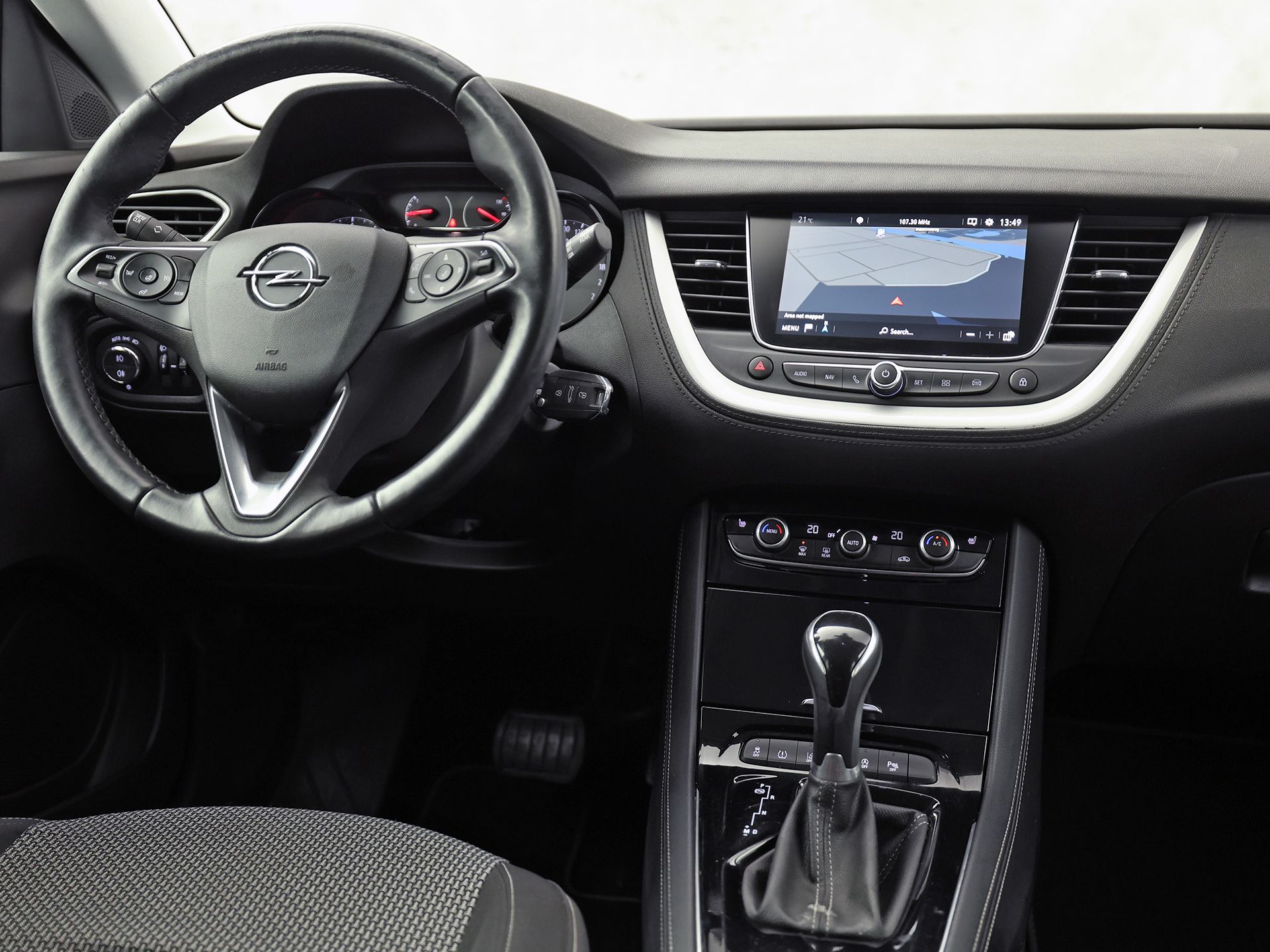 Opel Grandland X 1.2 Turbo Sport Automaat (APPLE CARPLAY, GROOT NAVI, CLIMATE, STUUR/STOELVERWARMING, SPORTSTOELEN, PARKEERSENSOREN, GETINT GLAS, CRUISE, NIEUWSTAAT)