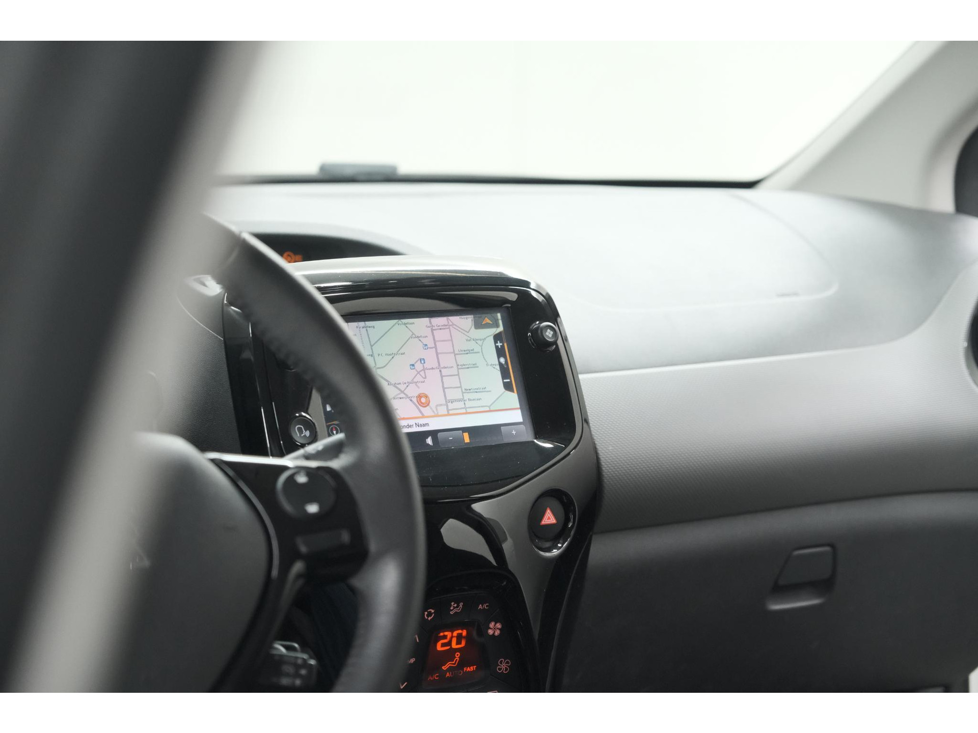 Peugeot 108 1.0 e-VTi Allure TOP! | Elektrisch Vouwdak | Camera | Navigatie | Climate Control