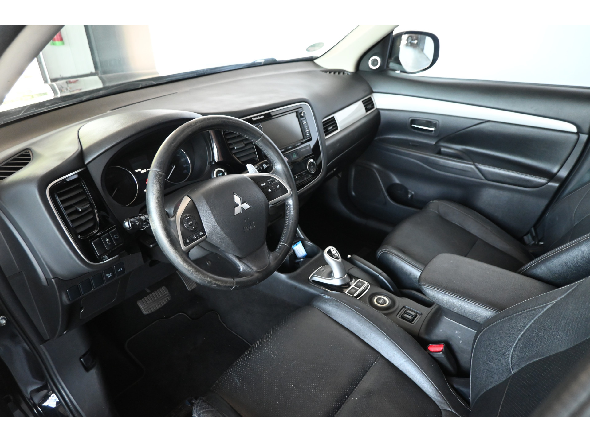 Mitsubishi Outlander 2.0 PHEV Automaat Limited Edition X-Line Navigatie Leder Trekhaak Schuifdak Rijklaarprijs! Inruil Mogelijk!