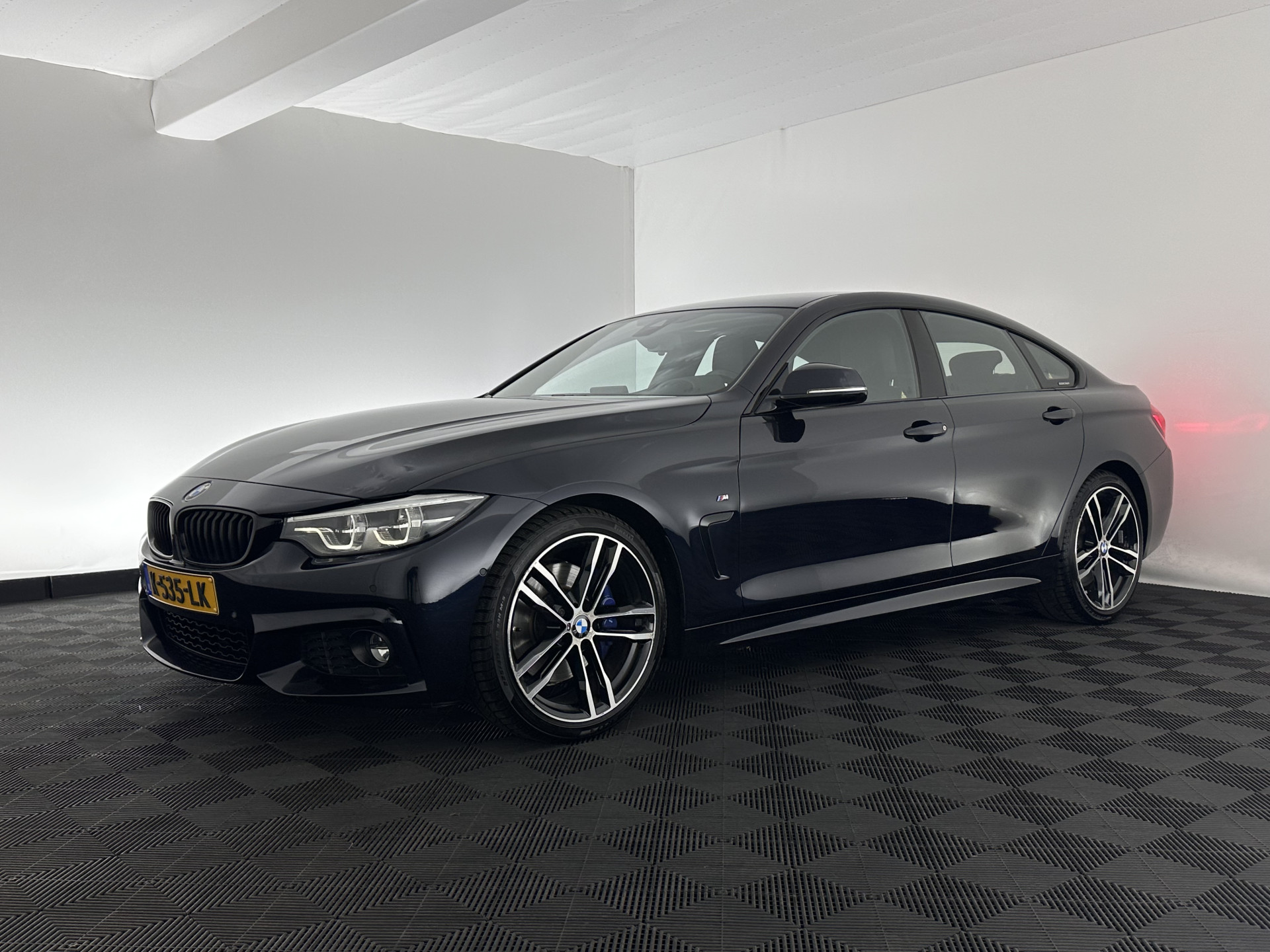 BMW 4-serie Gran Coupé 420i M-Sportpack High Executive Edition (INCL-BTW) Aut. *LEATHER | FULL-LED | DIGI-COCKPIT | HIFI-SOUND | HEATED-SPORTSEATS | DAB+ | CAMERA | SHIFTPADDLES | PRIVACYGLASS | HEAD-UP | TOWBAR | KEYLESS | CARBON-INLAY | 19''ALU*