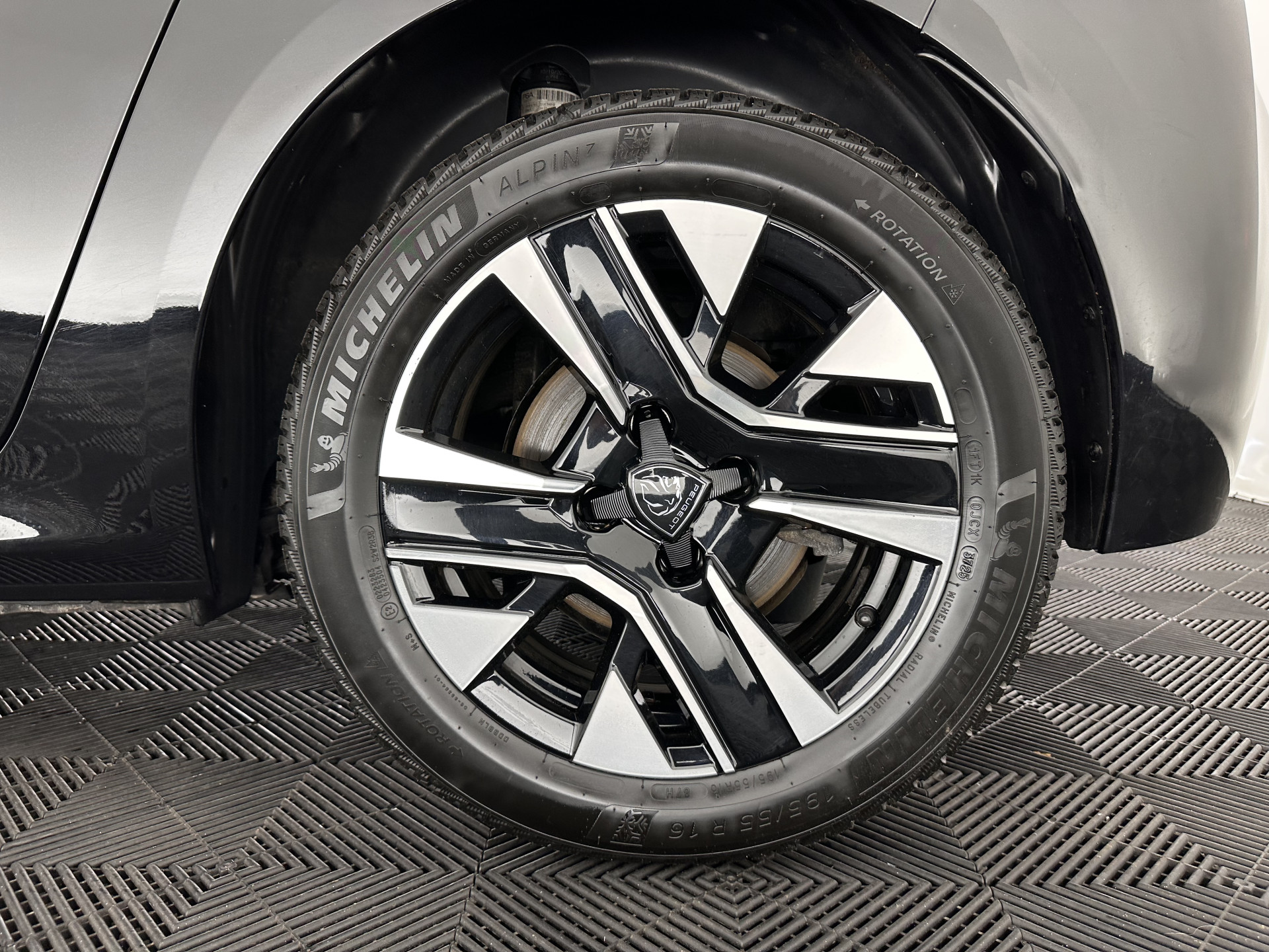 Peugeot e-208 EV Style 50 kWh [3-Fase-11kW] {SOH-96%} (INCL-BTW) Aut. *LEATHER-FABRIC | FULL-LED | HEATED-SPORTSEATS | KEYLESS | PRIVACYGLASS | DAB+ | NAVI-FULLMAP | ECC | PDC | CRUISE | CARBON-INLAY | DIGI-COCKPIT | 16''ALU*