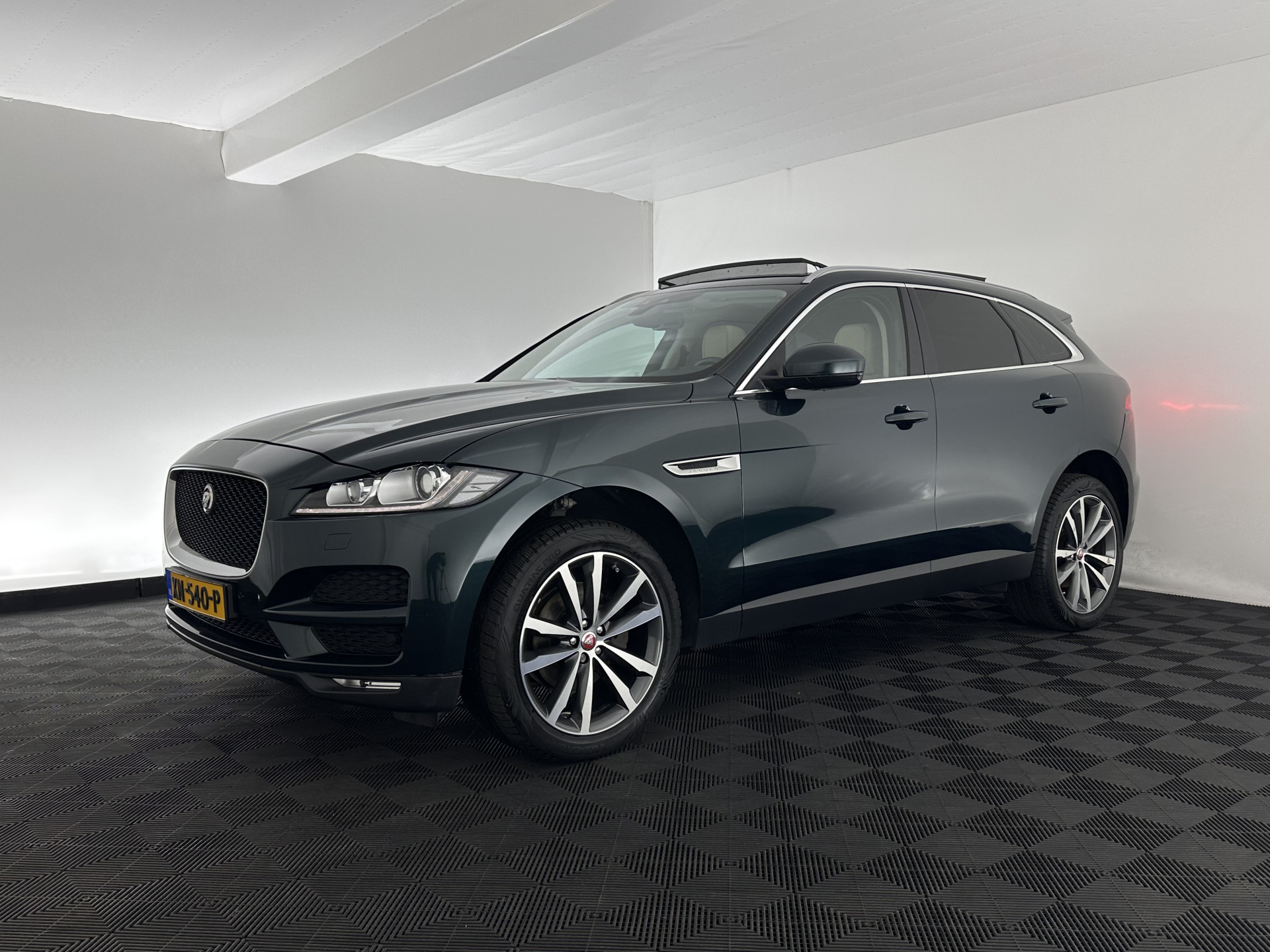 Jaguar F-PACE 2.0 Portfolio AWD 20d Aut. *PANO | DIGI-COCKPIT | XENON | LEATHER | KEYLESS | MERIDIAN-SOUND | NAVI-FULLMAP | ECC | PDC | CRUISE | 19''ALU*