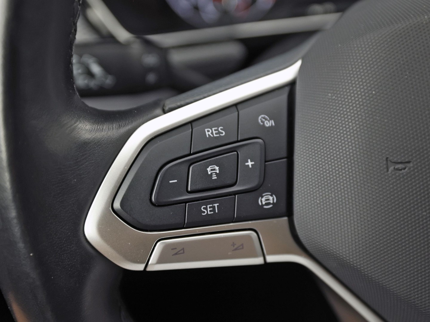 Volkswagen T-Cross 1.0 TSI Life Sport (APPLE CARPLAY, GROOT NAVI, CLIMATE, STOELVERWARMING, SPORTSTOELEN, GETINT GLAS, CRUISE, NIEUWSTAAT)