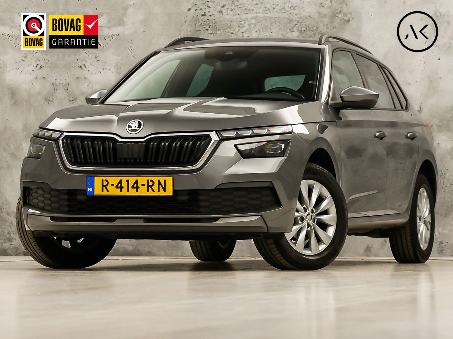 Škoda Kamiq 1.0 TSI Sport Automaat (KUIPSTOELEN, VIRTUAL COCKPIT, APPLE CARPLAY, GROOT NAVI, STOELVERWARMING, ADAPTIVE CRUISE, GETINT GLAS, ZWART HEMEL, NIEUWSTAAT)