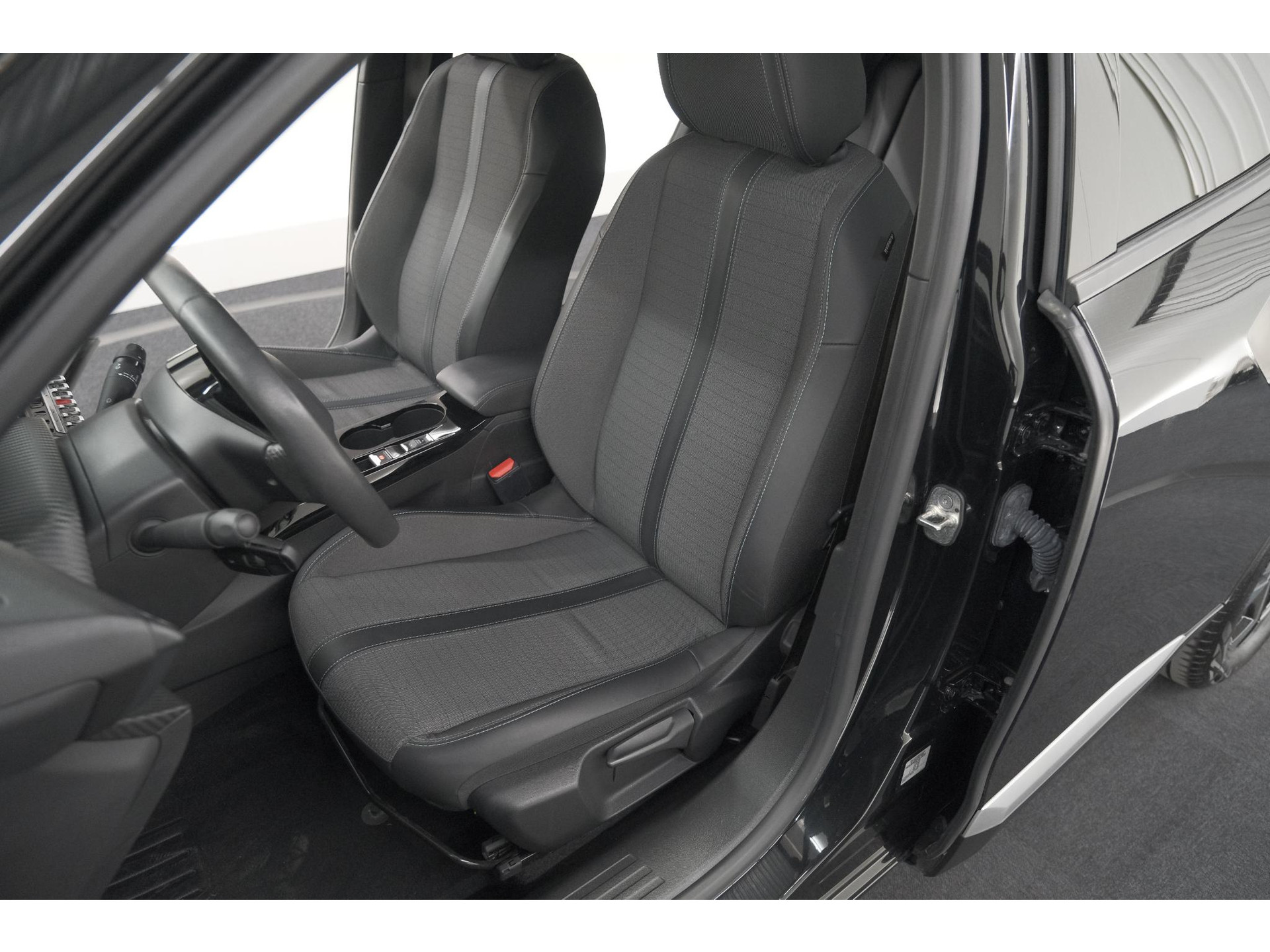 Peugeot 2008 PureTech Allure Pack | Navigatie | Parkeersensoren | Apple Carplay