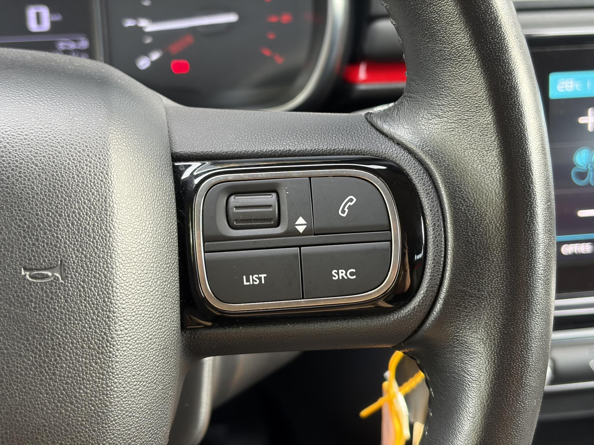 Citroen C3 1.2 PureTech Shine ✓2e Eigenaar✓Camera✓Carplay✓Navi✓Trekhaak✓Pdc✓Clima✓Cruise✓17''Lm velgen✓Rijstrooksensor✓N.A.P✓Apk tot 04-2027