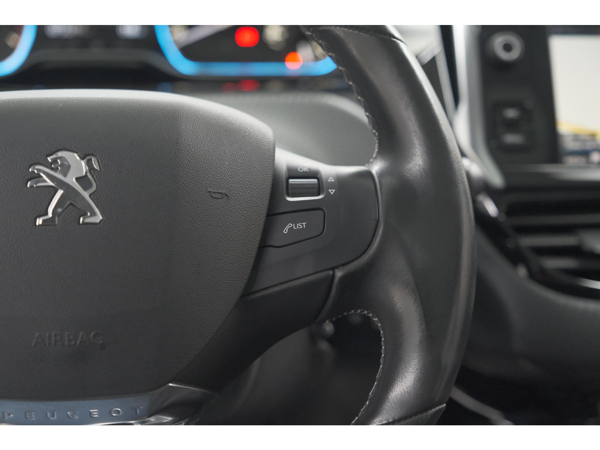 Peugeot 2008 PureTech 110 Allure | Panoramadak | Navigatie | Camera | Parkeersensoren