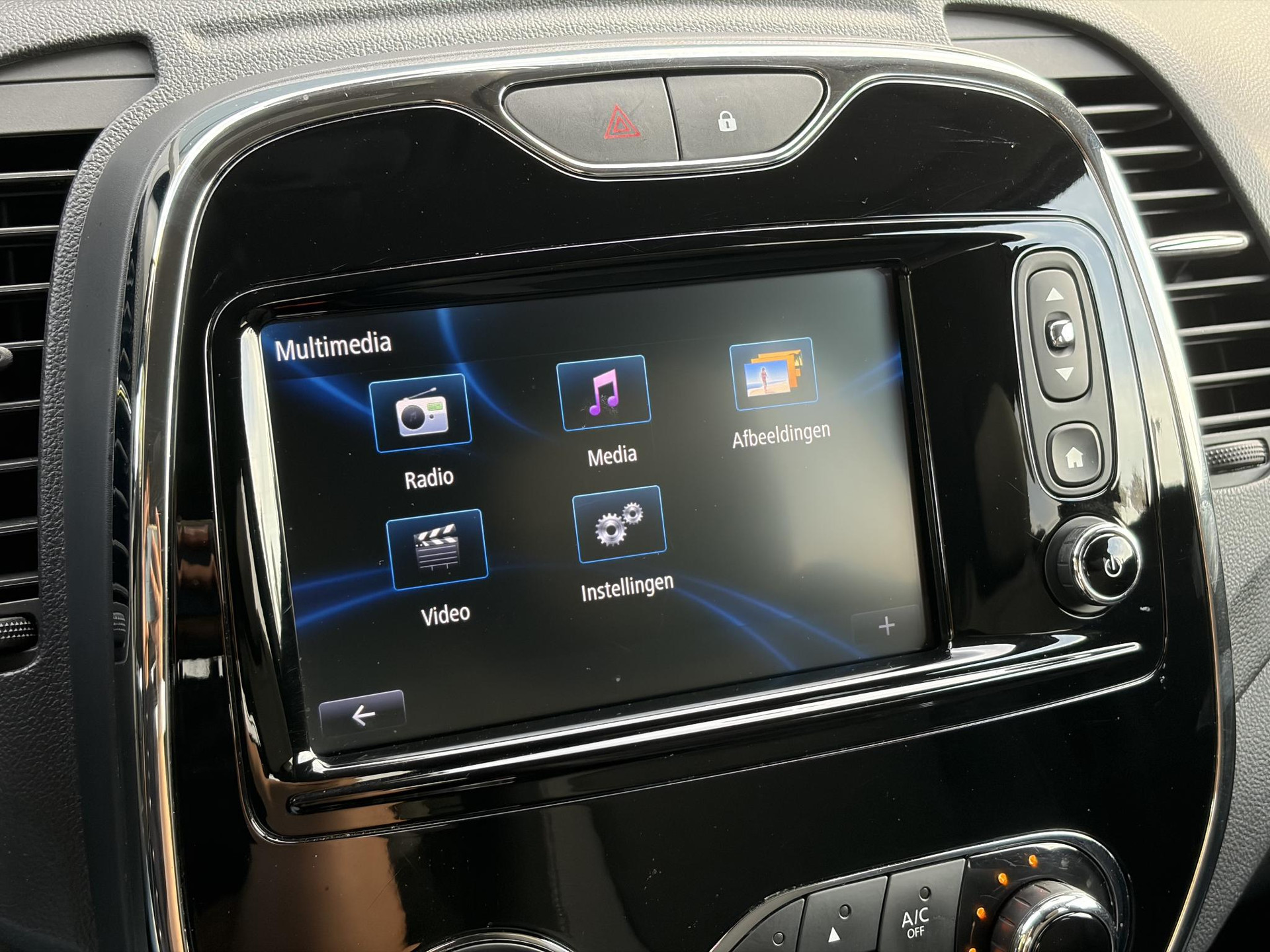 Renault Captur 1.2 TCe Dynamique ✓Navi✓Trekhaak✓Keyless✓Clima✓Cruise✓Dealer Onderhouden✓Automaat✓120pk✓Lm velgen✓Pdc✓N.A.P✓Apk tot 06-2027