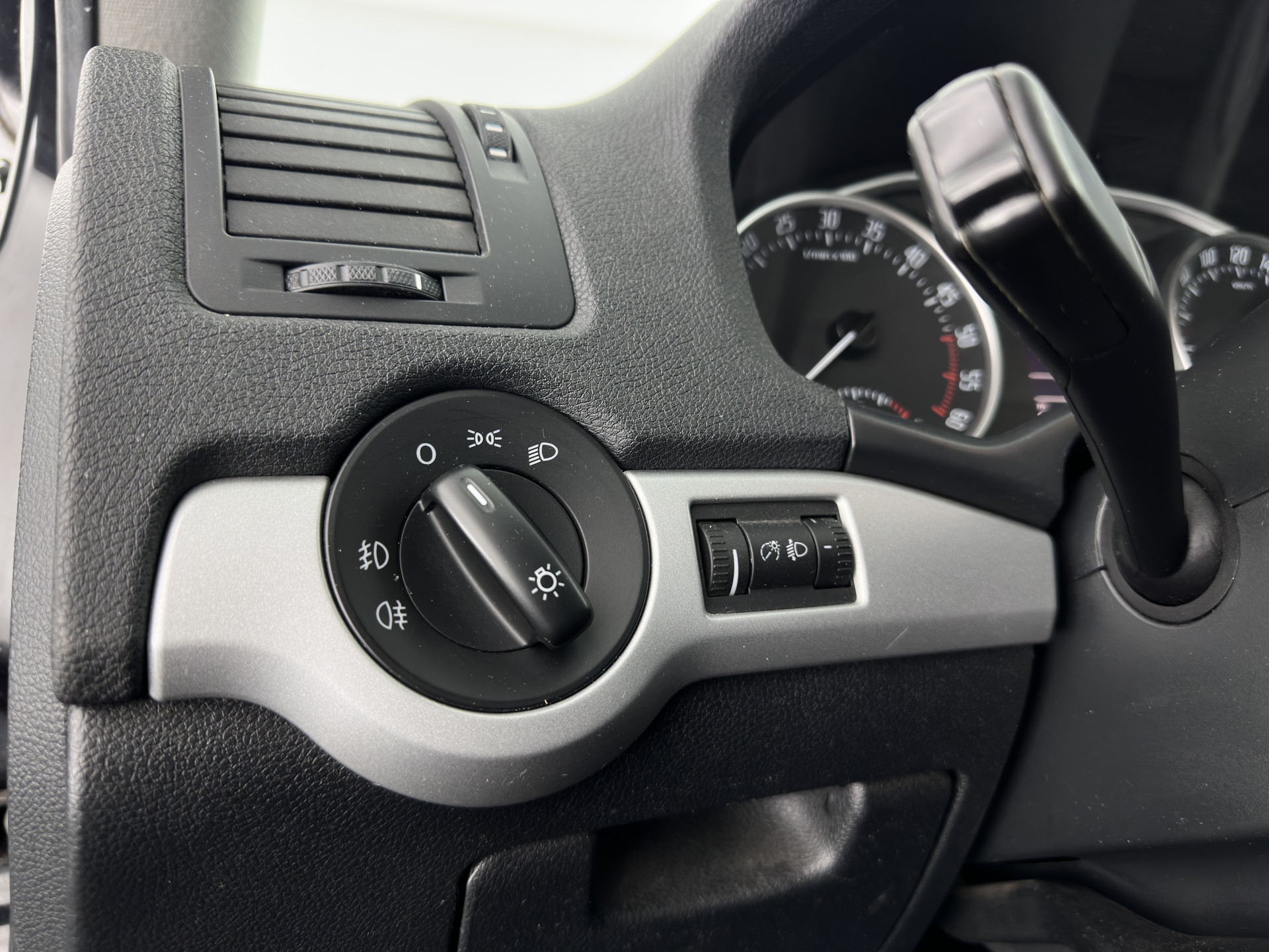 ŠKODA Octavia Combi 1.6 TDI Ambition Business Line Aut. *NAVI-FULLMAP | AIRCO | CRUISE | AMUNDSEN-AUDIO | PDC | COMFORT-SEATS | TOWBAR | 15''ALU*