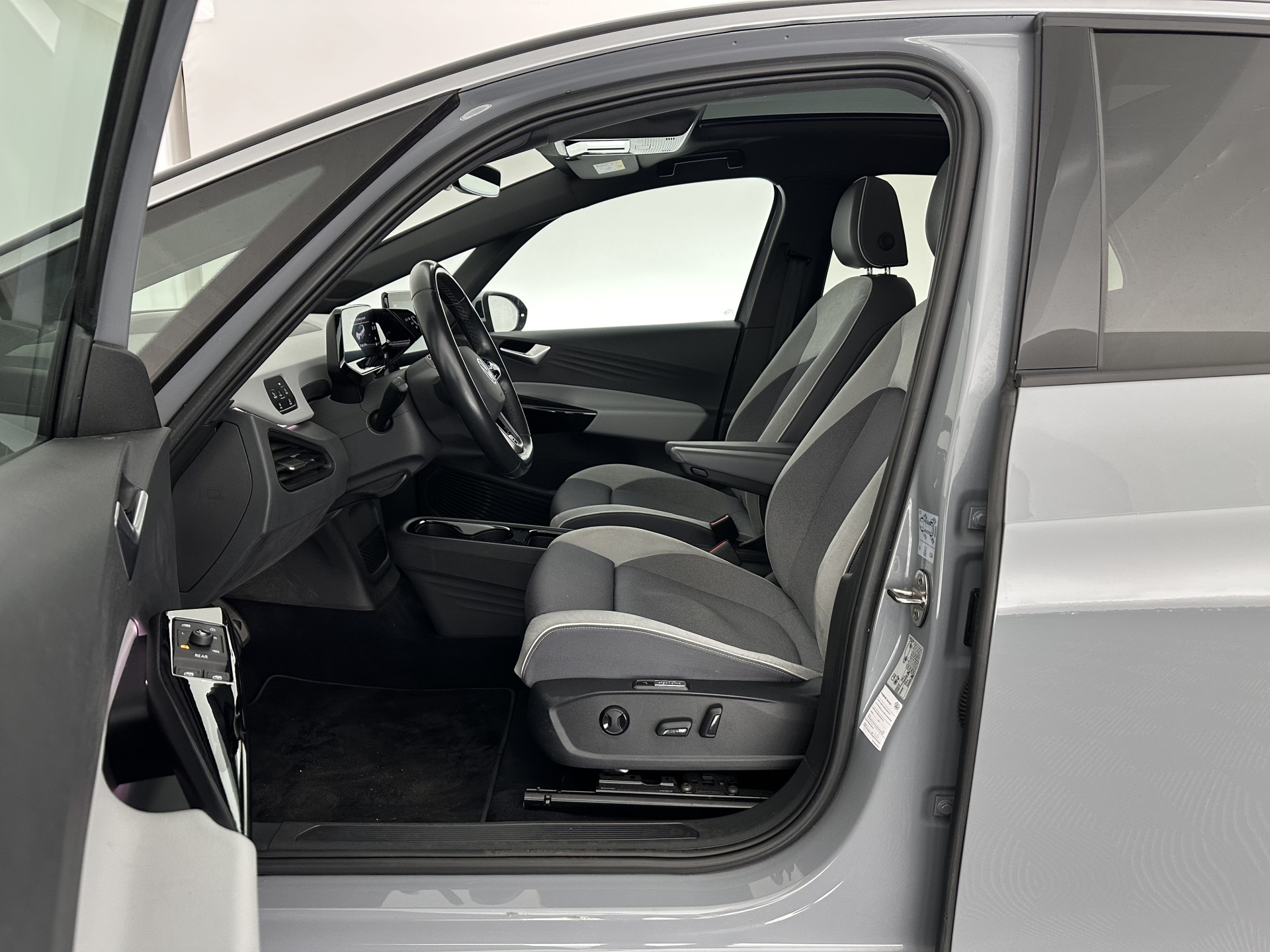 Volkswagen ID.3 First Max 58 kWh [ 3-Fase-11kW ] {SOH-92%} (INCL-BTW) *PANO | HEAD-UP | ADAPTIVE-CRUISE | FULL-LED | BLINDSPOT | CAMERA | KEYLESS | MICROFIBRE | AMBIENTLIGHT | NAVI-FULLMAP | DAB+ | ECC | HEATED-SPORTSEATS | DIGI-COCKPIT | 20"ALU*