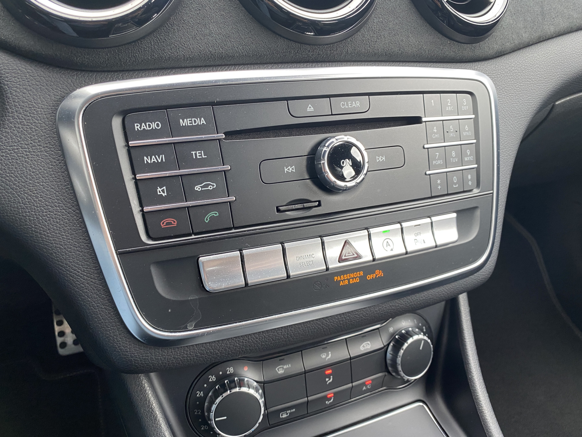 Mercedes-Benz CLA-klasse Shooting Brake 180 AMG Edition AUT. | 1e eigenaar | dealer onderh. | navigatie | a. carplay | alcantara interieur