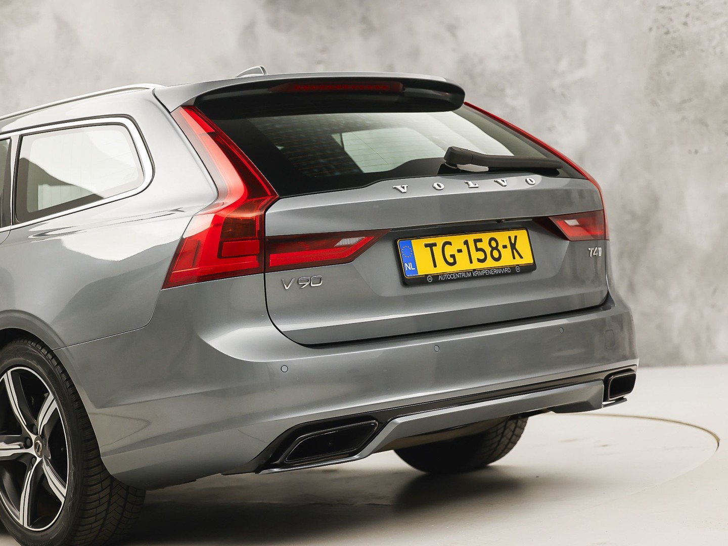 Volvo V90 2.0 T4 R-Design Automaat 190Pk (PANORAMADAK, HARMAN/KARDON, MEMORY SEATS, APPLE CARPLAY, GETINT GLAS, CAMERA, STOELVERWARMING, LEDER, NIEUWE APK, NIEUWSTAAT)