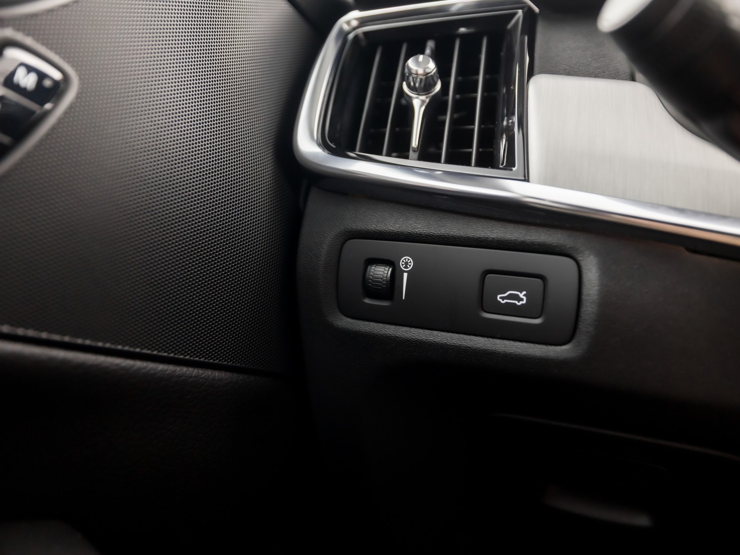 Volvo V90 2.0 T4 Momentum Sport 190Pk Automaat (APPLE CARPLAY, GROOT NAVI, LEDER, GETINT GLAS, STOELVERWARMING ACHTER, MEMORY SEATS, ELEK ACHTERKLEP, NIEUWE APK, NIEUWSTAAT)