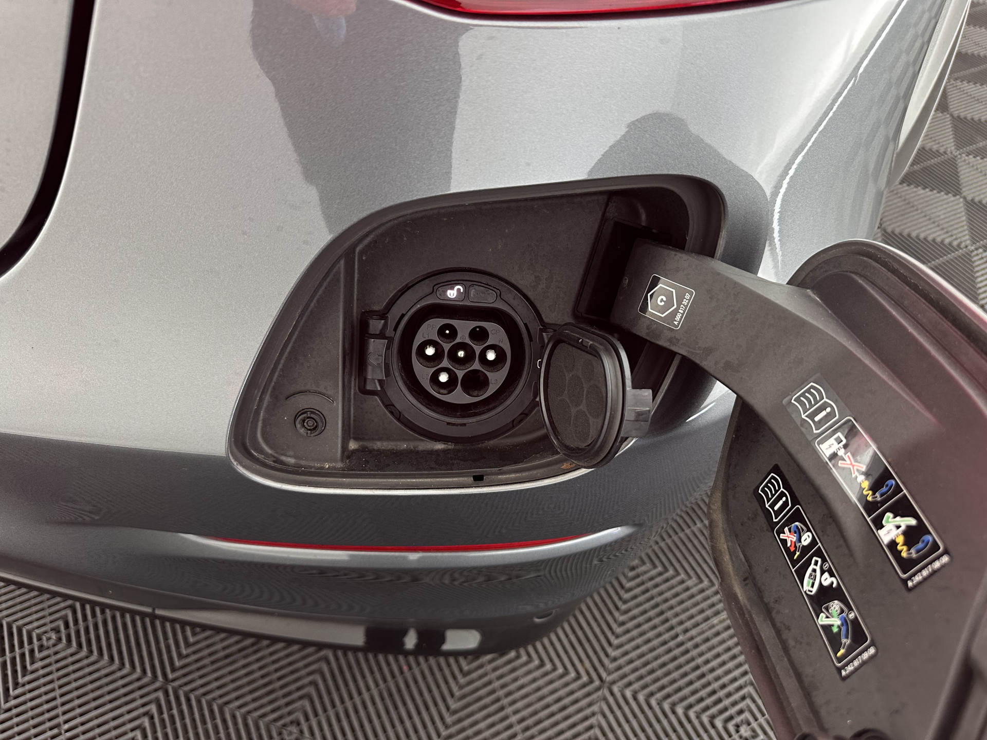 Mercedes-Benz GLC-klasse Coupé 300de 4MATIC Business Solution AMG (Plug-in) (INCL.BTW) *LEATHER-FABRIC | FULL-LED | CAMERA | HEATED-SPORTSEATS | NAVI-FULLMAP | PRIVACYGLASS | SHIFTPADDLES | DAB+ | ECC | PDC | CRUISE | 19''ALU*