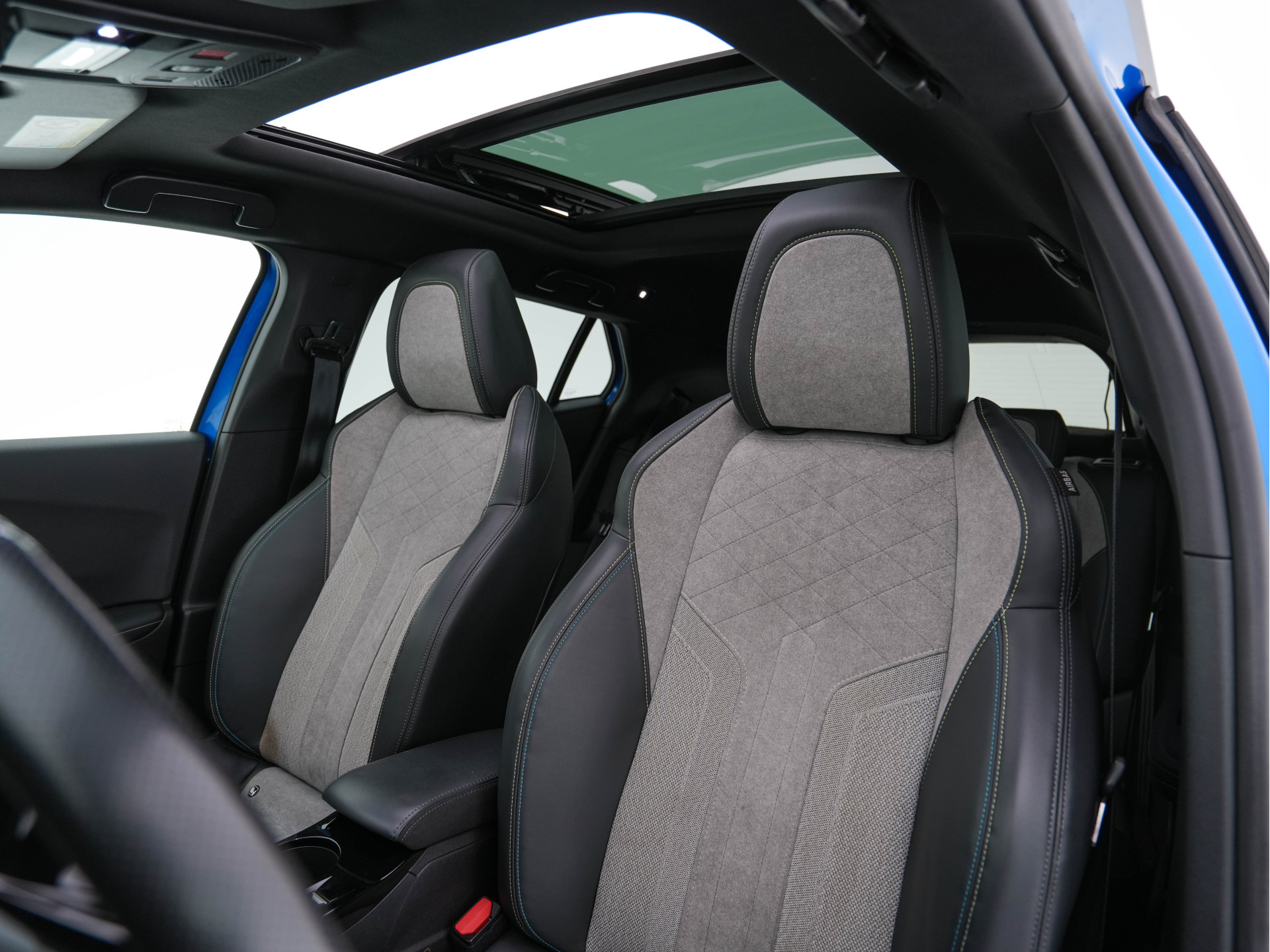 Peugeot e-2008 EV GT 50 kWh {SOH-91%} (INCL-BTW) Aut. *PANO | ADAPT.CRUISE | DIGI-COCKPIT | FULL-LED | BLIS | KEYLESS | MICROFIBRE-LEATHER | CAMERA | CARPLAY | CCS-FASTLOADER | DAB+ | NAVI-FULLMAP | ECC | PDC | SPORT-SEATS | ...