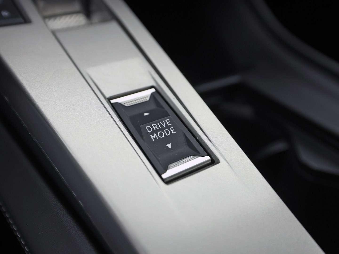 Peugeot 308 SW 1.6 Plug-in Hybrid 180 Allure 180Pk Automaat (APPLE CARPLAY, GROOT NAVI, 360 CAMERA, LEDER, SPORTSTOELEN, GETINT GLAS, ADAPTIVE CRUISE, KEYLESS, NIEUWSTAAT)