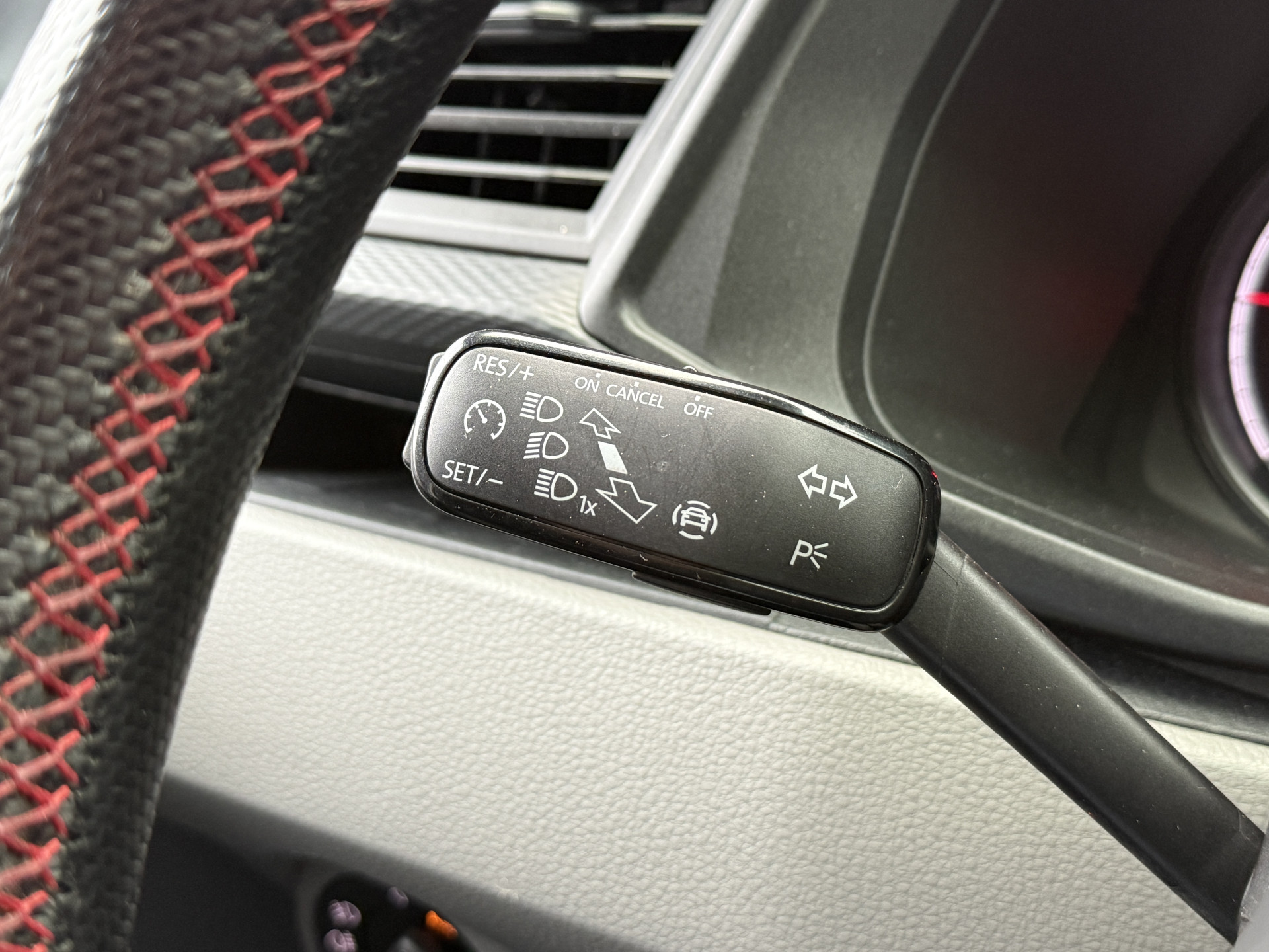 Volkswagen Transporter 2.0 TDI L2H1 30 DC Highline | Origineel NL | Apple carplay  | Camera | Trekhaak |