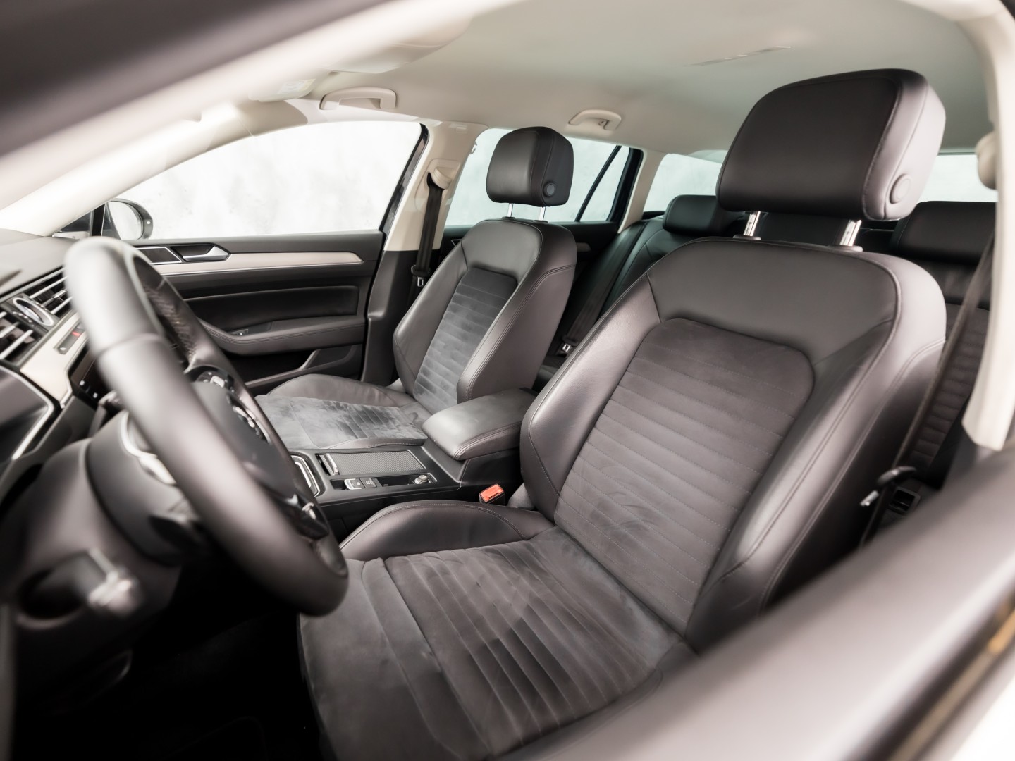 Volkswagen Passat Variant 1.4 TSI ACT Highline R 150Pk Automaat (VIRTUAL COCKPIT, APPLE CARPLAY, BLACK PACK, CAMERA, STOELVERWARMING, LEDER/ALCANTARA, GETINT GLAS, KEYLESS, ADAPTIVE CRUISE, NIEUWSTAAT)
