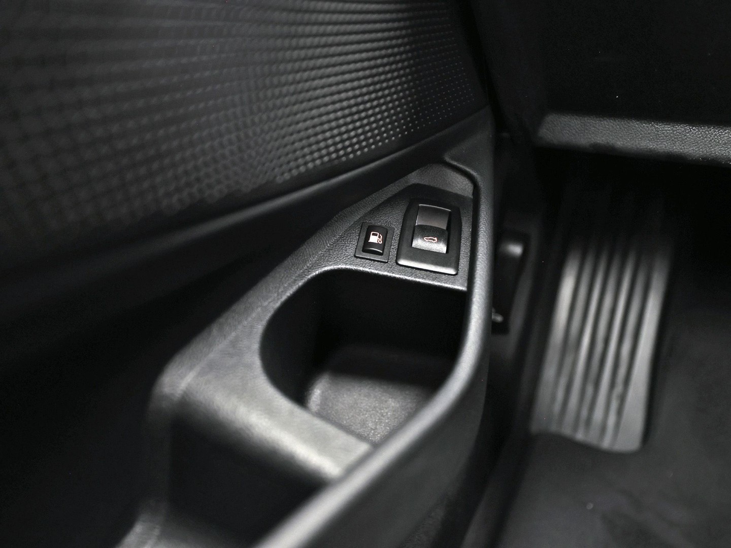 BMW 3-serie Touring 320e High Executive 204Pk Automaat (APPLE CARPLAY, M STUUR, GROOT NAVI, STOELVERWARMING, CAMERA, LEDER, SPORTSTOELEN, GETINT GLAS, ZWART HEMEL, NIEUWE APK, NIEUWSTAAT)
