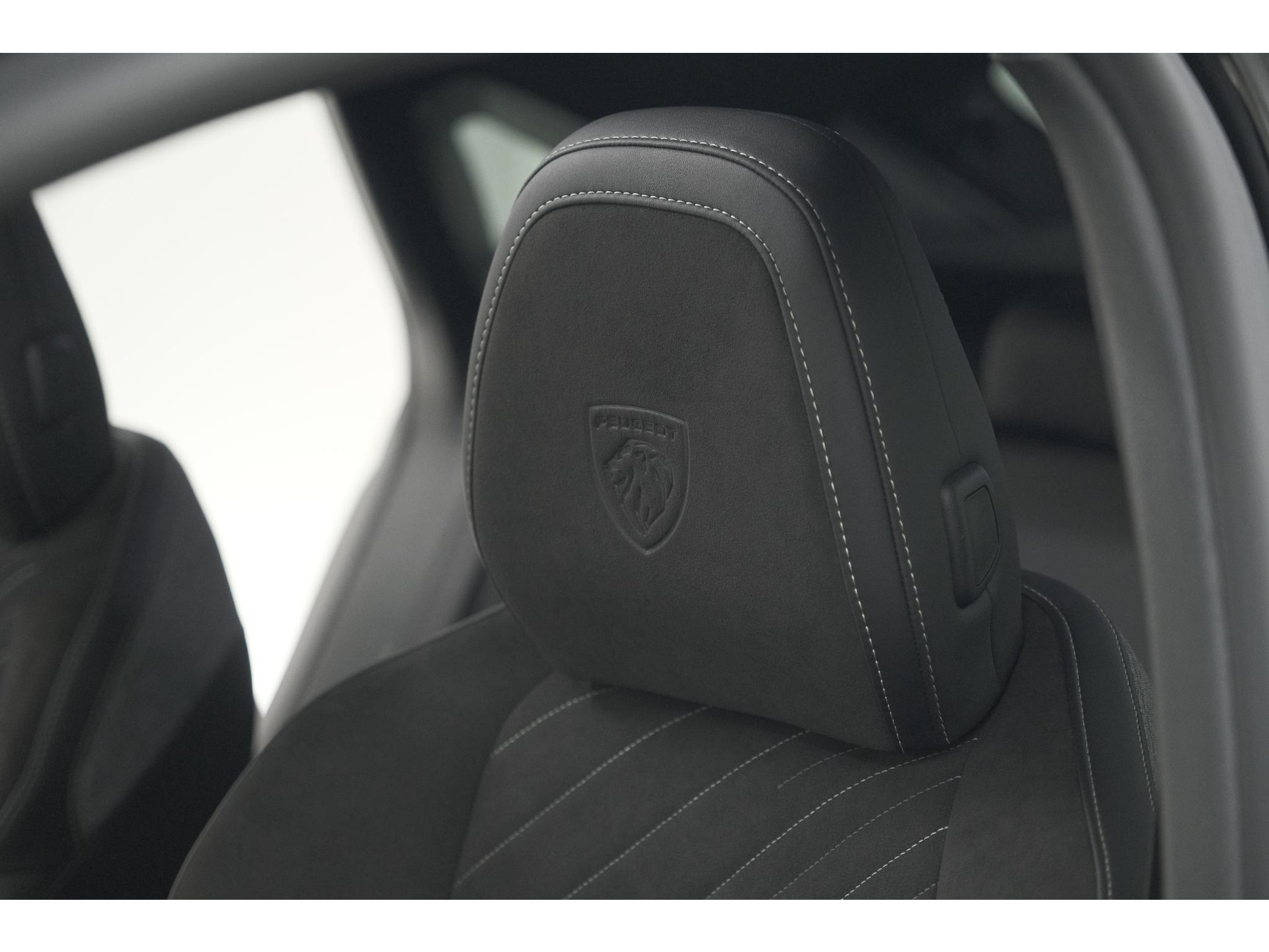 Peugeot 3008 1.2 Hybrid 136 GT | Panoramadak | 360 Camera | Stoelverwarming | Elektrische Kofferklep | Allseason Banden