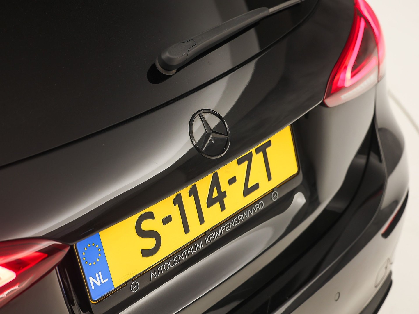 Mercedes-Benz A-Klasse 200 AMG Sport 163Pk Automaat (PANORAMADAK, APPLE CARPLAY, GROOT NAVI, SFEERVERLICHTING, CAMERA, SPORTSTOELEN, LEDER, GETINT GLAS, STOELVERWARMING, NIEUWSTAAT)