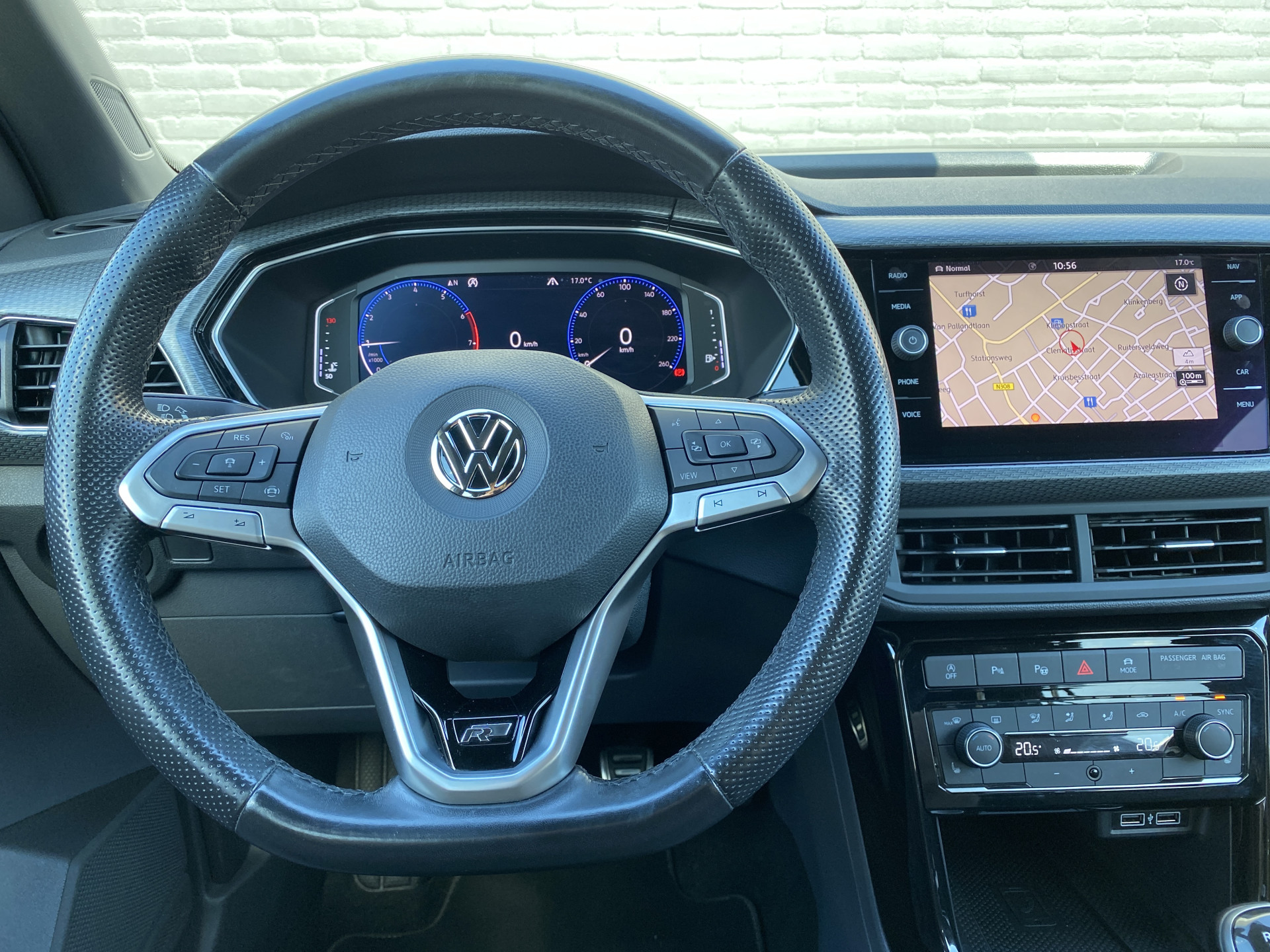 Volkswagen T-Cross 1.0 TSI R Line 116 pk | dealer onderh. | virtual cockpit | navigatie | camera | stoelverwarming | apple carplay | keyless go