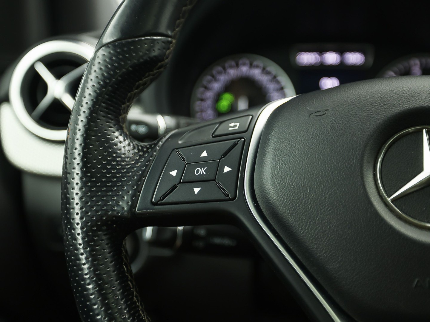 Mercedes-Benz B-Klasse 180 Sport Automaat (PANORAMADAK, GROOT NAVI, CLIMATE, SPORTSTOELEN, LEDER, XENON, CRUISE, NIEUWE APK, NIEUWSTAAT)