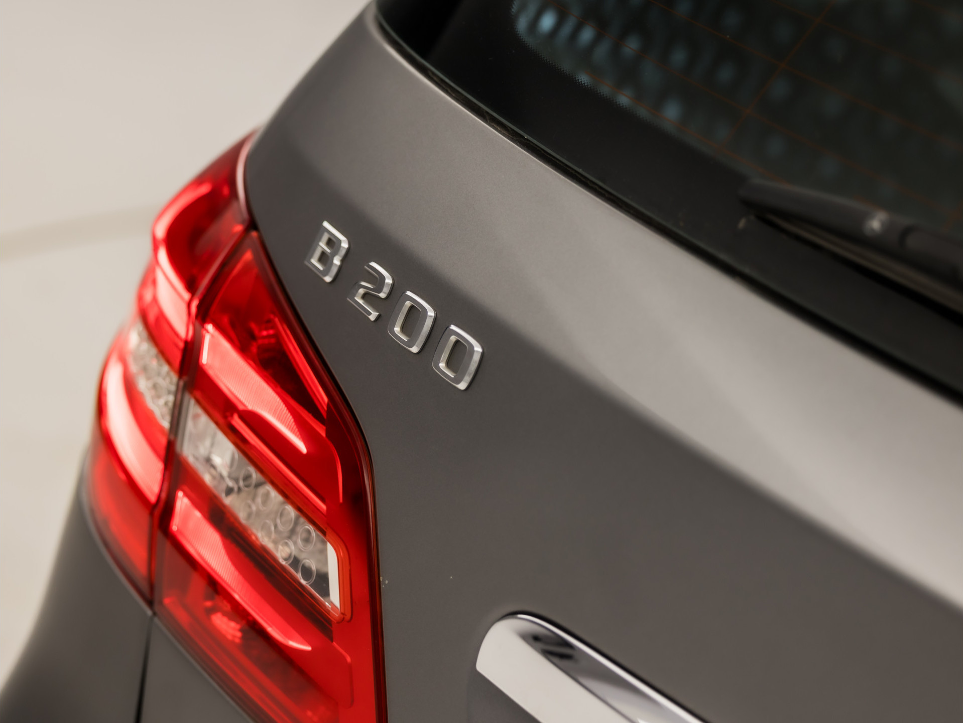 Mercedes-Benz B-Klasse 200 AMG Sport 157Pk (GROOT NAVI, CLIMATE, CAMERA, HARMAN/KARDON, STOELVERWARMING, LEDEREN SPORTSTOELEN, HARMAN/KARDON, XENON, ZWART HEMEL, NIEUWSTAAT)