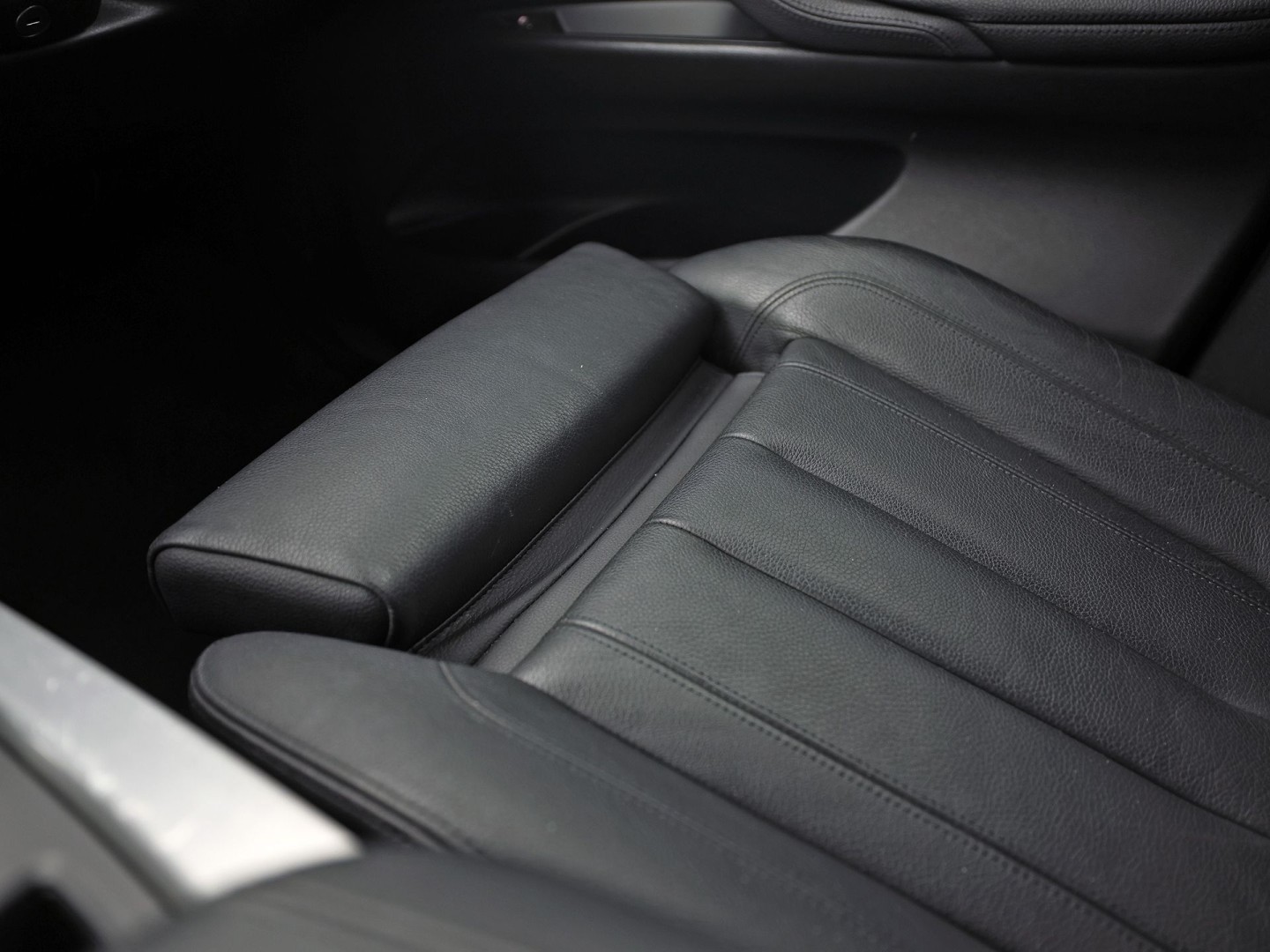 BMW X5 xDrive40e iPerformance High Executive 313Pk Automaat (GROOT NAVI, HEAD-UP DISPLAY, COMFORTSTOELEN MET GEHEUGEN, SFEERVERLICHTING, CAMERA, STOELVERWARMING, GETINT GLAS, NIEUWSTAAT)