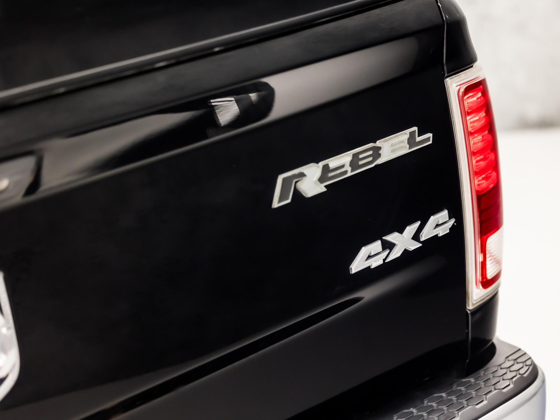 Dodge Ram 5.7 V8 4x4 Quad Cab 6'4 402Pk Automaat (MARGE, SCHUIFDAK, LUCHTVERING, STOELKOELING/VERWARMING, NAVIGATIE, CAMERA, LEDER, MEMORY SEATS, TREEPLANKEN, TREKHAAK, KEYLESS, GETINT GLAS, NIEUWE APK, NIEUWSTAAT)