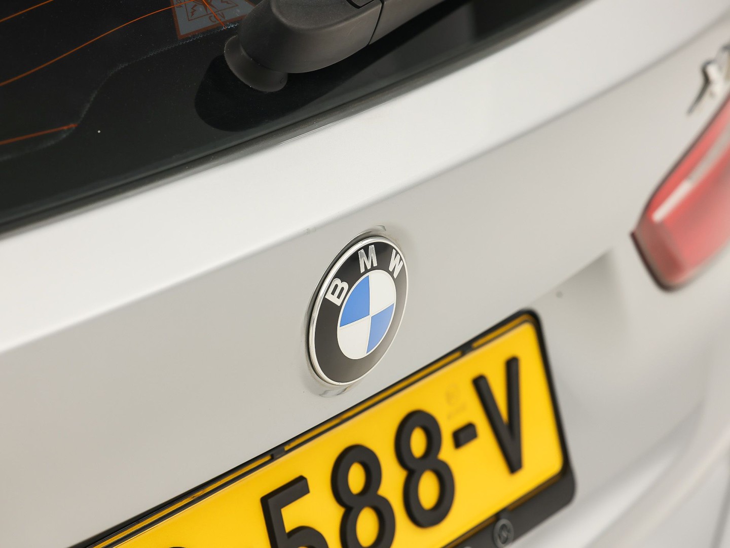 BMW X1 sDrive20i Executive 192Pk Automaat (NAVIGATIE, CLIMATE, TREKHAAK, SPORTSTOELEN, GETINT GLAS, PARKEERSENSOREN, NIEUWSTAAT)