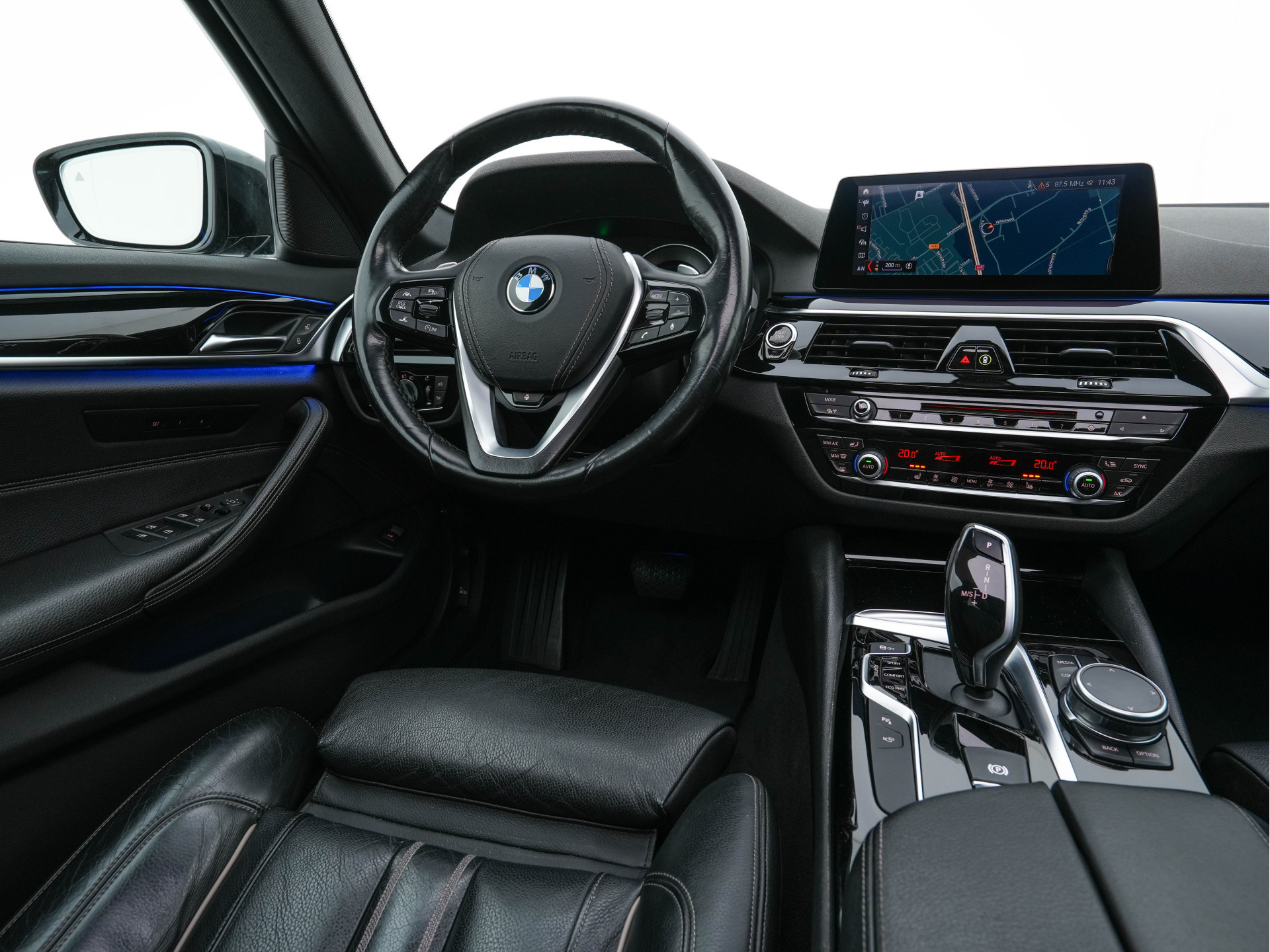 BMW 5-serie Touring 530d Sportline High Executive Aut. *PANO | LEATHER | FULL-LED | MEMORY-PACK | TOP-VIEW | HEATED-COMFORTSEATS | NAVI-FULLMAP | PRIVACY-GLASS | AMBIENT-LIGHT | ECC | CARPLAY | PDC | TOWBAR | SHIFT-PADDLES | 20"ALU*