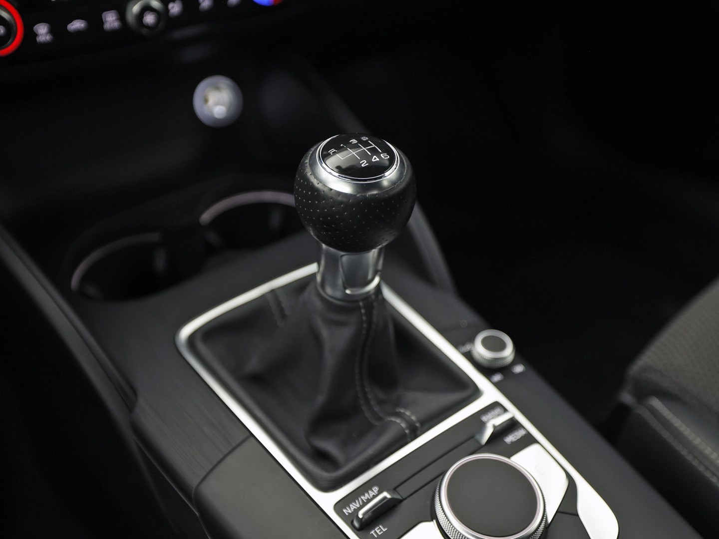 Audi A3 Limousine 1.0 TFSI S-Line Sport (2X S-LINE, GROOT NAVI, CLIMATE, DYNAMISCHE KNIPPERLICHTEN, SPORTSTOELEN, LEDER, GETINT GLAS, NIEUWE APK, NIEUWSTAAT)