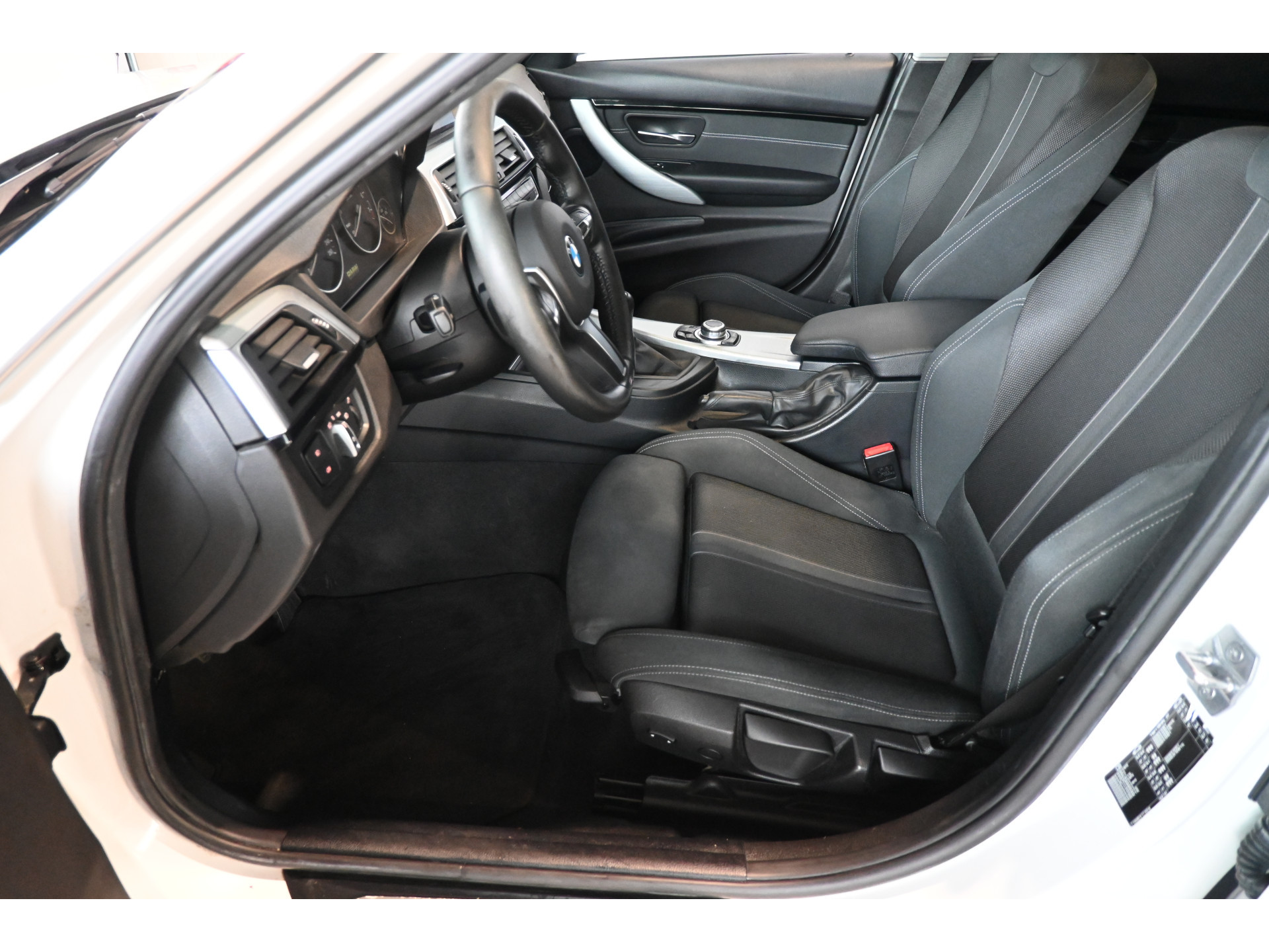 BMW 3-serie Touring 318i Luxury Clima Navigatie LED Panoramadak 18'Inch Goed Onderhouden! Inruil Mogelijk!