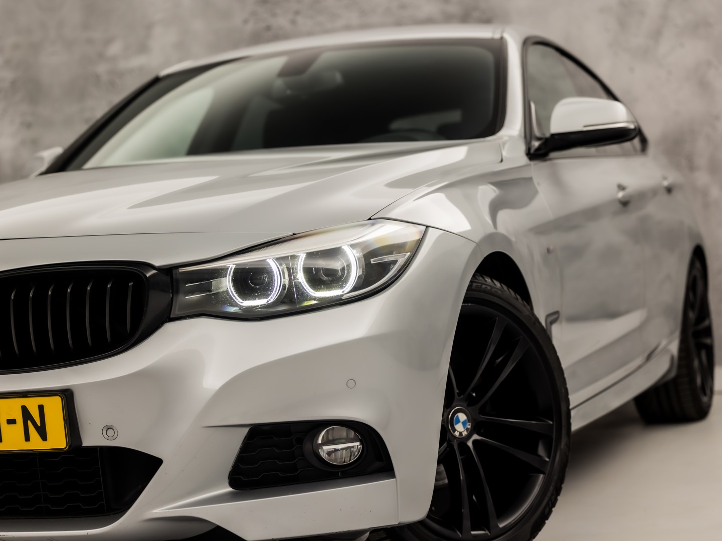 BMW 3 Serie GT 320i M Sport High Executive 184Pk Automaat (GROOT NAVI, M PAKKET, STOELVERWARMING, LEDER, SPORTSTOELEN, GETINT GLAS, PARKEERSENSOREN, NIEUWSTAAT)