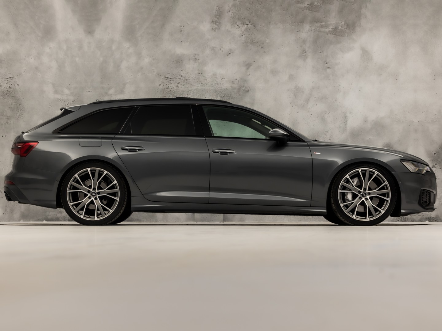 Audi A6 Avant 55 TFSI quattro S-Line 340Pk Automaat (PANORAMADAK, 6 CILINDER, BANG&OLUFSEN, HEAD-UP DISPLAY, NAPPA LEDER, MEESTURENDE ACHTERAS, CAMERA, STOELVERWARMING, SFEERVERLICHTING, ADAPTIVE CRUISE, MATRIX LED, NIEUWSTAAT)